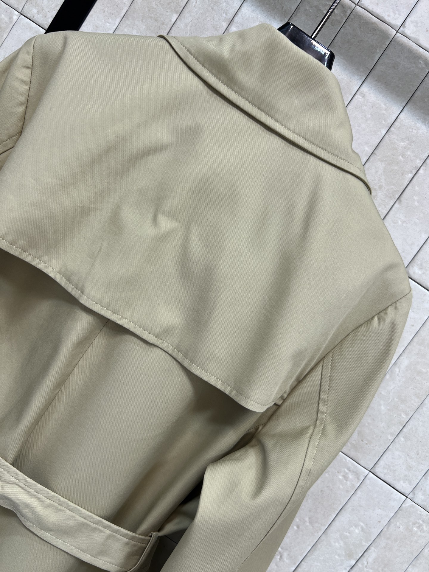 D家 26春夏新款 卡其色双排扣风衣 经典英伦风设计 浅卡其色+黑色纽扣 简约大气 面料挺括舒适 腰带可