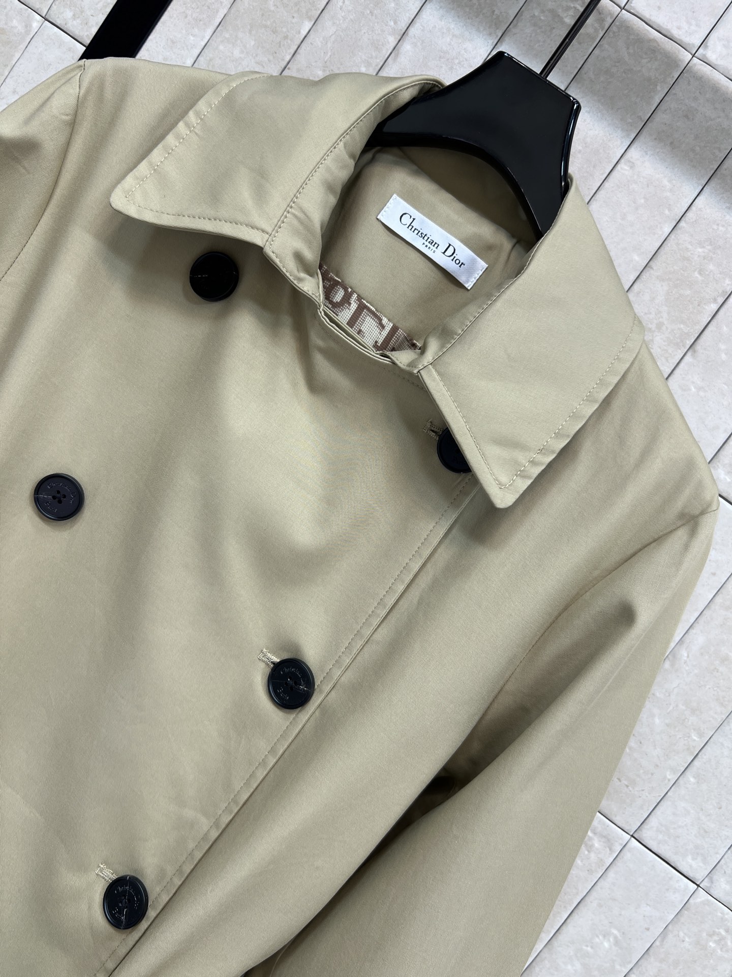 D家 26春夏新款 卡其色双排扣风衣 经典英伦风设计 浅卡其色+黑色纽扣 简约大气 面料挺括舒适 腰带可