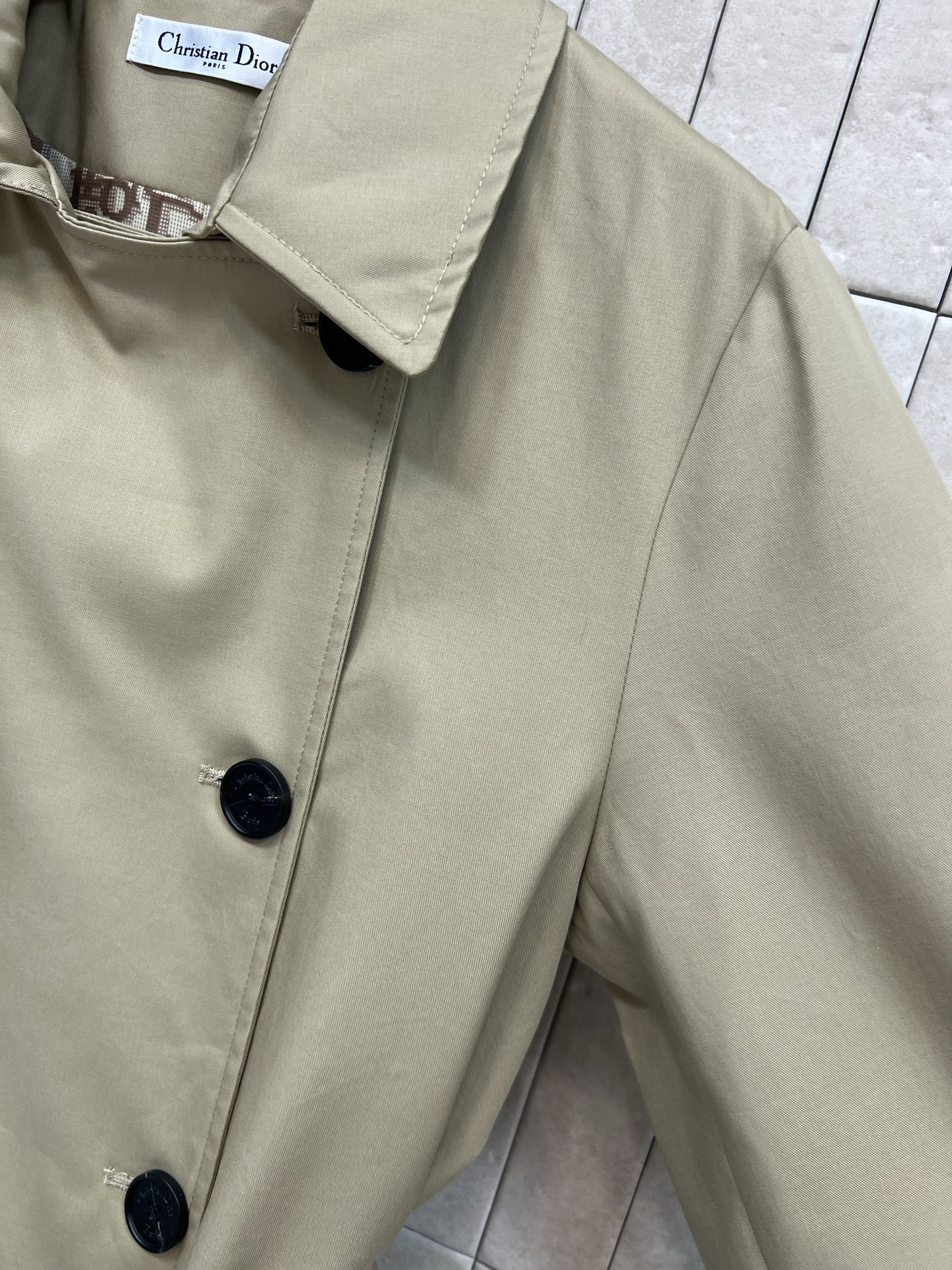 D家 26春夏新款 卡其色双排扣风衣 经典英伦风设计 浅卡其色+黑色纽扣 简约大气 面料挺括舒适 腰带可