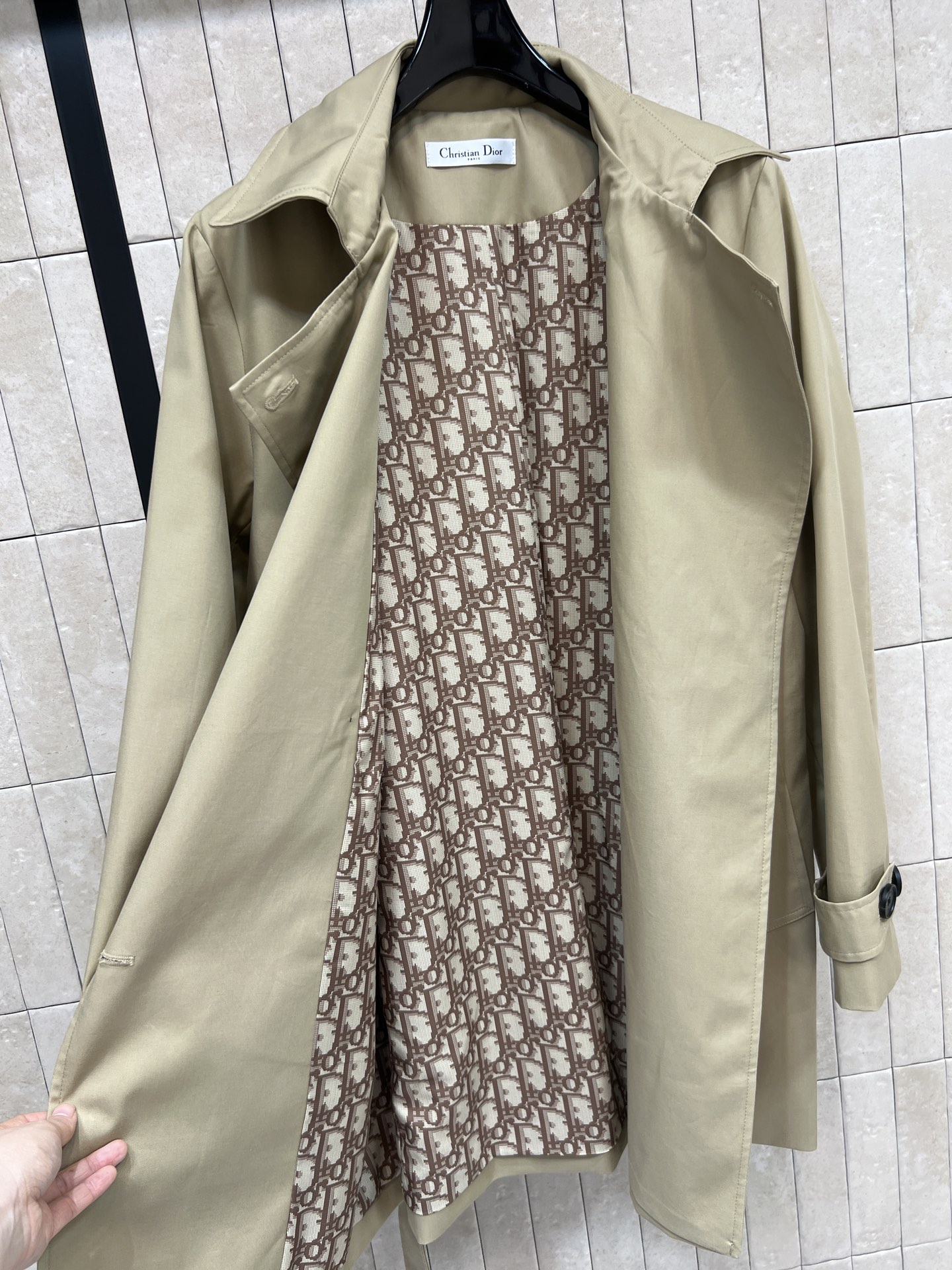 D家 26春夏新款 卡其色双排扣风衣 经典英伦风设计 浅卡其色+黑色纽扣 简约大气 面料挺括舒适 腰带可