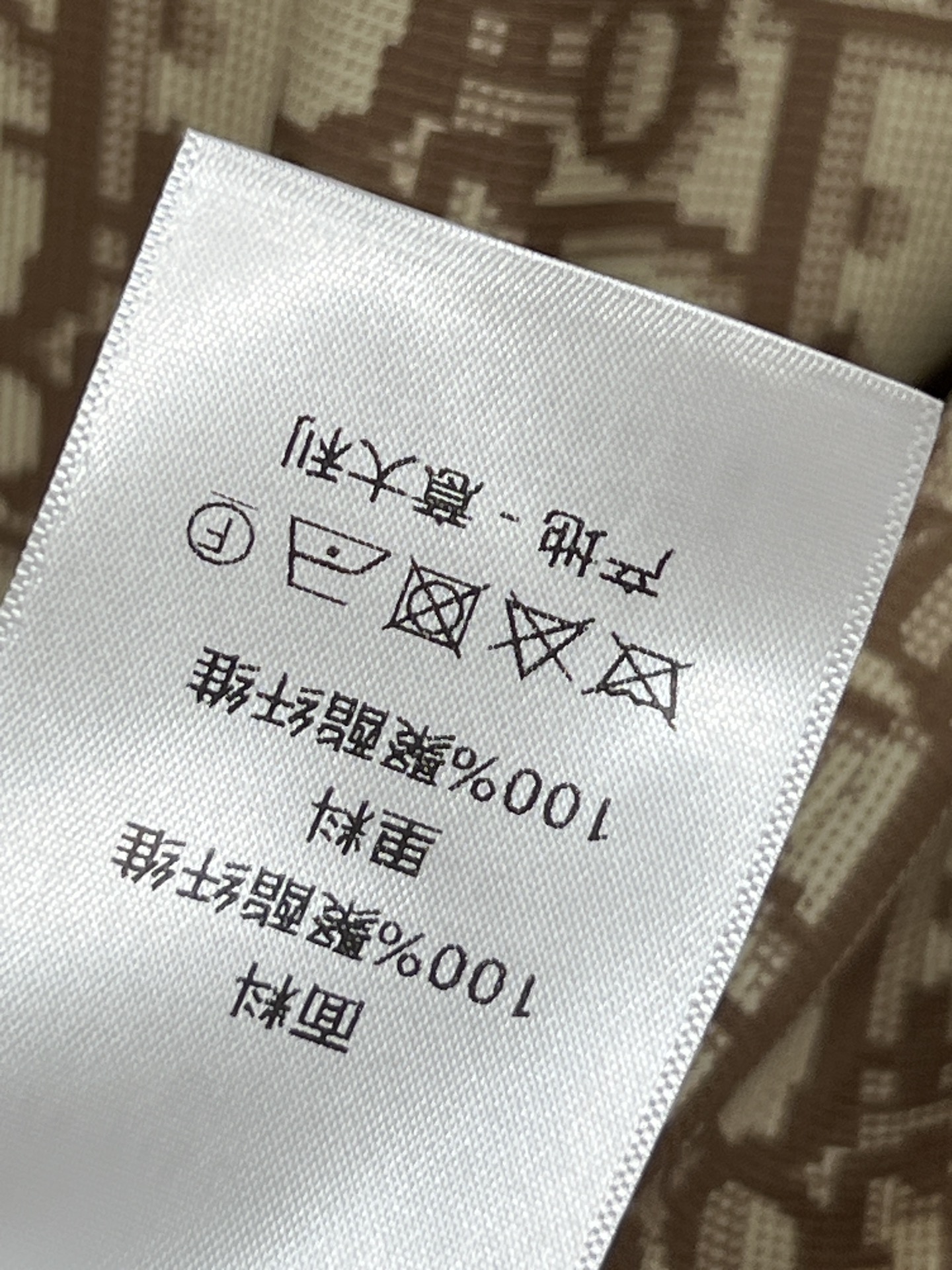 D家 26春夏新款 卡其色双排扣风衣 经典英伦风设计 浅卡其色+黑色纽扣 简约大气 面料挺括舒适 腰带可