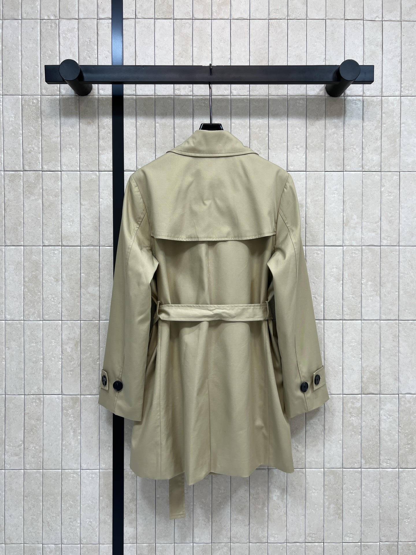 D家 26春夏新款 卡其色双排扣风衣 经典英伦风设计 浅卡其色+黑色纽扣 简约大气 面料挺括舒适 腰带可