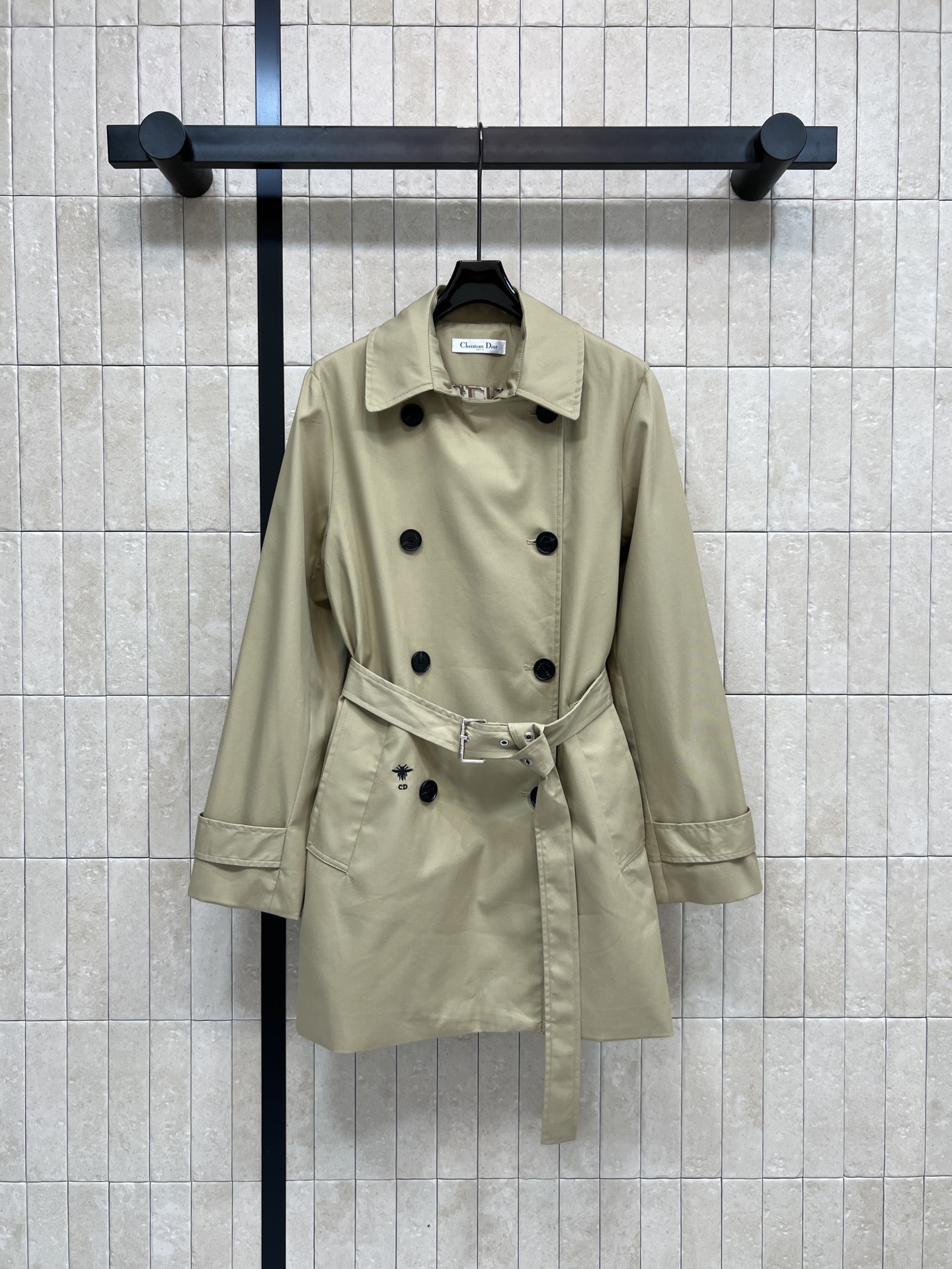 NO:740270,D Home 26 new spring and summer khaki double-breasted trench coat. Classic British style design. Light khaki + black buttons. Simple and elegant. The fabric is crisp and comfortable. The belt is adjustable. The waist is waisted to show the proportion of the body. Mid-length tailoring. The classic D letter jacquard memory inside. Super suitable for spring and autumn. It can be easily controlled for commuting, daily life and retro style. The double-breasted design enhances the sense of hierarchy. It is elegant and capable when paired with skirts or straight pants. Three codes in one color.  Size/S-M-L,,dior,skirts,19860909D家 26春夏新款 卡其色双排扣风衣 经典英伦风设计 浅卡其色+黑色纽扣 简约大气 面料挺括舒适 腰带可调节 收腰显身材比例象 中长款剪裁 里面经典D字母提花内存 春秋季节穿着超合适 通勤、日常、复古风都能轻松驾驭 双排扣设计提升层次感 搭配裙装或直筒裤都很优雅干练 一色三码 Size/S-M-L,,dior,skirts,,Women's clothing