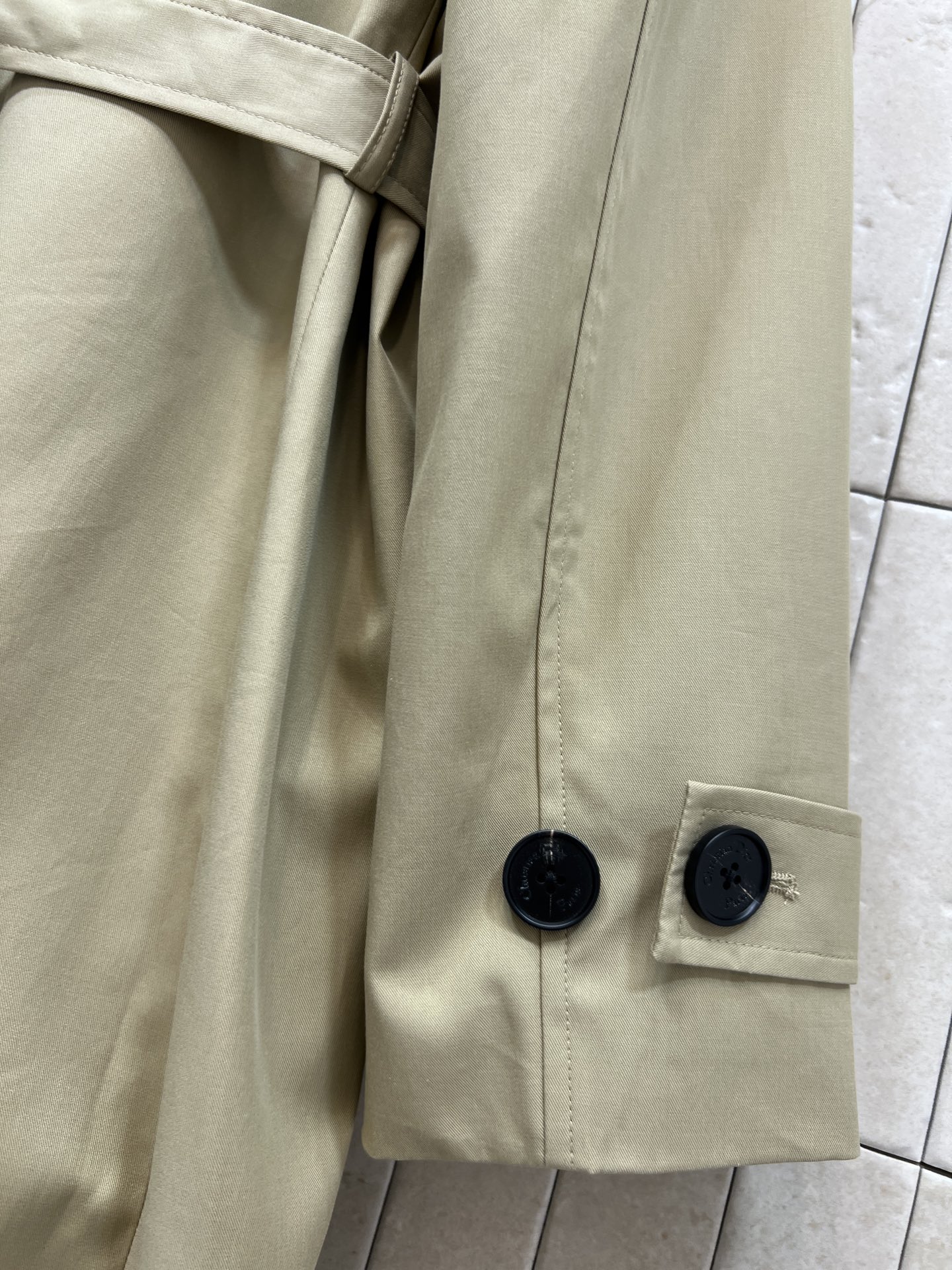 D家 26春夏新款 卡其色双排扣风衣 经典英伦风设计 浅卡其色+黑色纽扣 简约大气 面料挺括舒适 腰带可