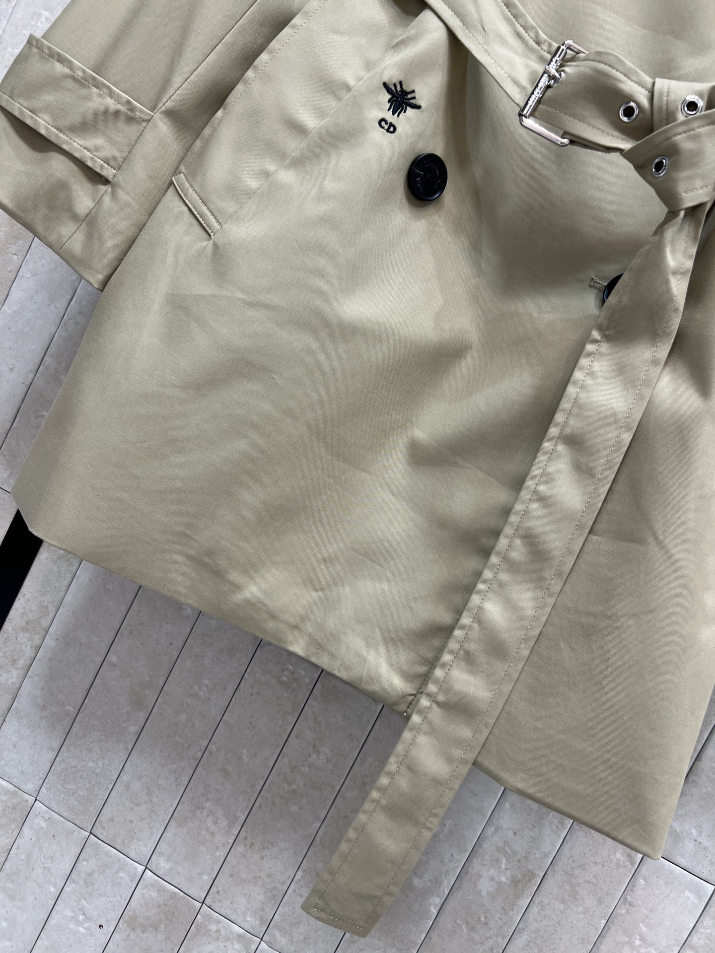 D家 26春夏新款 卡其色双排扣风衣 经典英伦风设计 浅卡其色+黑色纽扣 简约大气 面料挺括舒适 腰带可