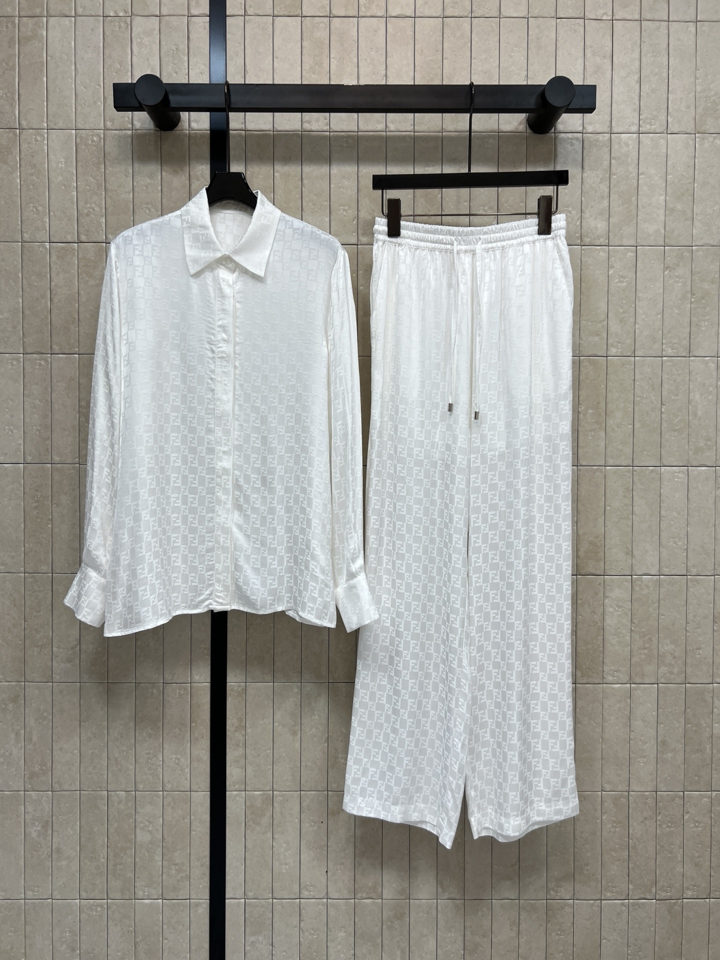 NO:740276,Tops and pants FD Home 26 spring and summer new style FF jacquard shirt + casual pants suit, simple and detailed, light and breathable, super comfortable to wear in spring and summer!  FF texture is low-key and layered. Loose fit. Casual and elegant. Casual pants with elastic waist design. Comfortable to wear. Can be easily controlled for daily commuting and leisure. Pair with sandals or white shoes. Fresh and natural. Easily get the summer atmosphere. Three colors and three sizes. Size/S-M-L,, dior, sandals, shirts,19860909上衣裤子FD家 26春夏新款 FF提花衬衫+休闲裤套装 简约又有细节感 轻薄透气 春夏穿超舒服！FF纹理低调有层次 宽松版型 随性又优雅 休闲裤松紧腰设计 穿着自在 日常通勤、休闲都能轻松驾驭 搭配凉鞋或小白鞋 清新自然 轻松get夏日氛围感 三色三码 Size/S-M-L,,dior,sandals,shirts,,Women's clothing