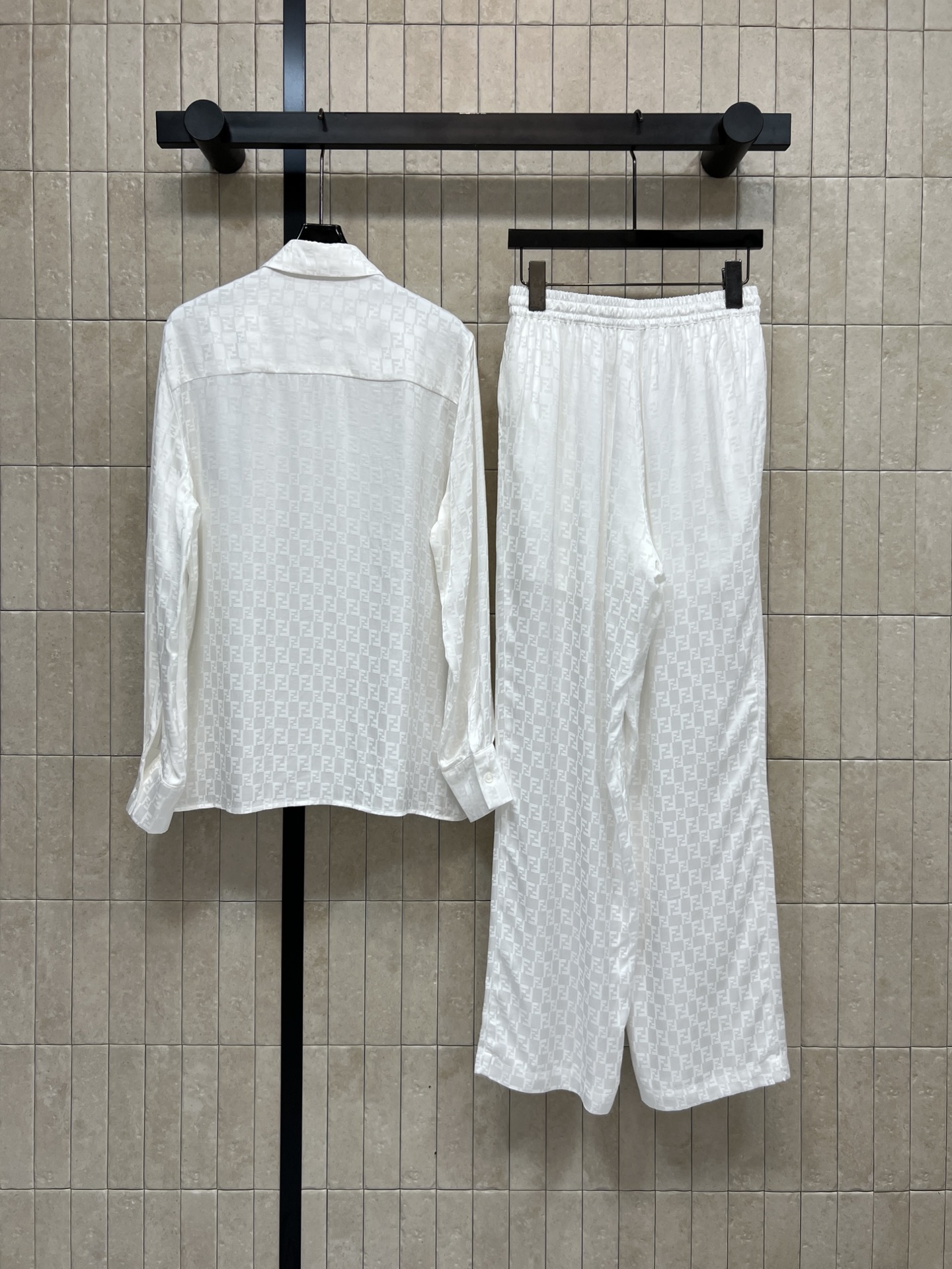 FD家 26春夏新款 FF提花衬衫+休闲裤套装 简约又有细节感 轻薄透气 春夏穿超舒服！FF纹理低调有层