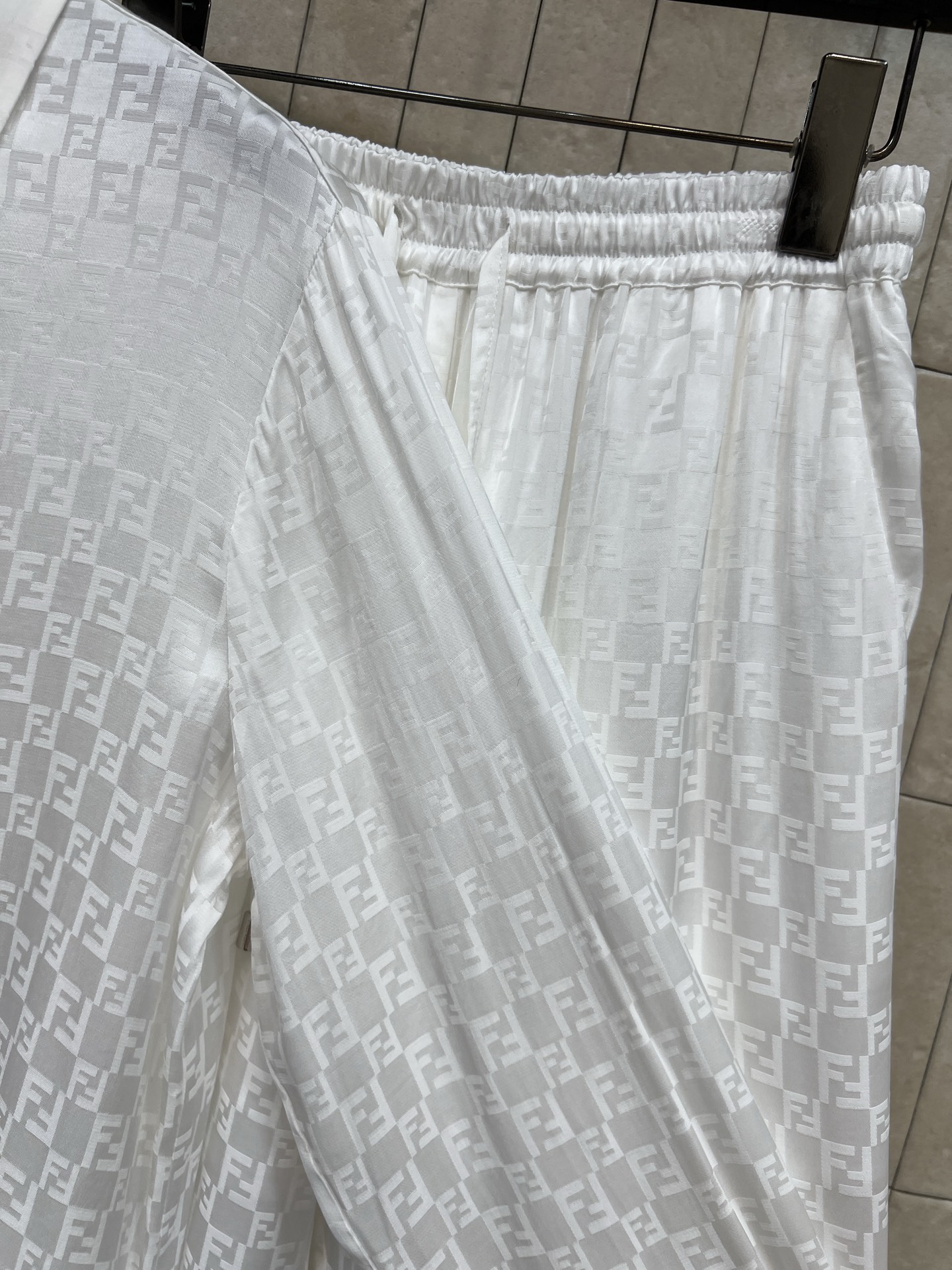 FD家 26春夏新款 FF提花衬衫+休闲裤套装 简约又有细节感 轻薄透气 春夏穿超舒服！FF纹理低调有层