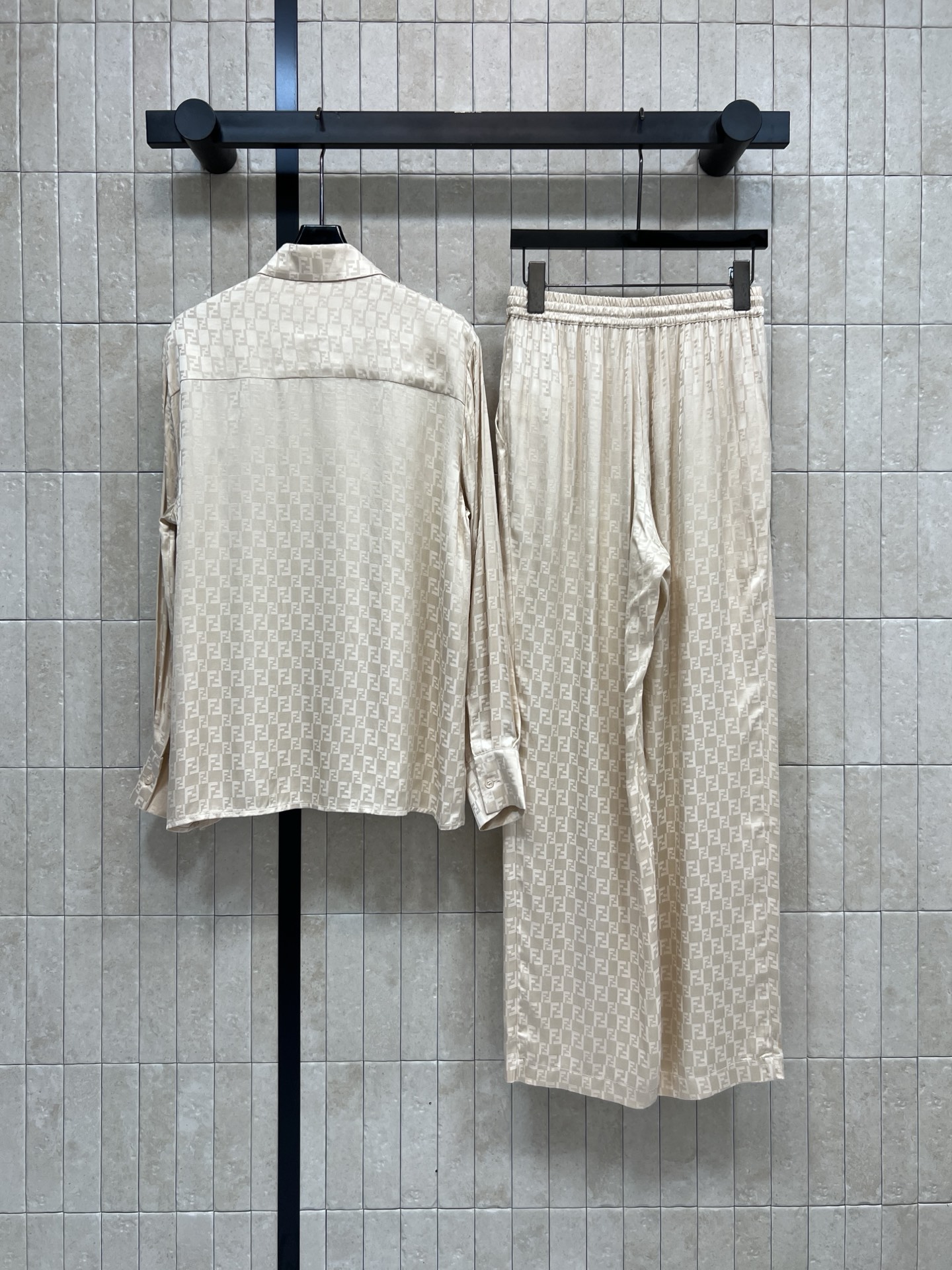 FD家 26春夏新款 FF提花衬衫+休闲裤套装 简约又有细节感 轻薄透气 春夏穿超舒服！FF纹理低调有层