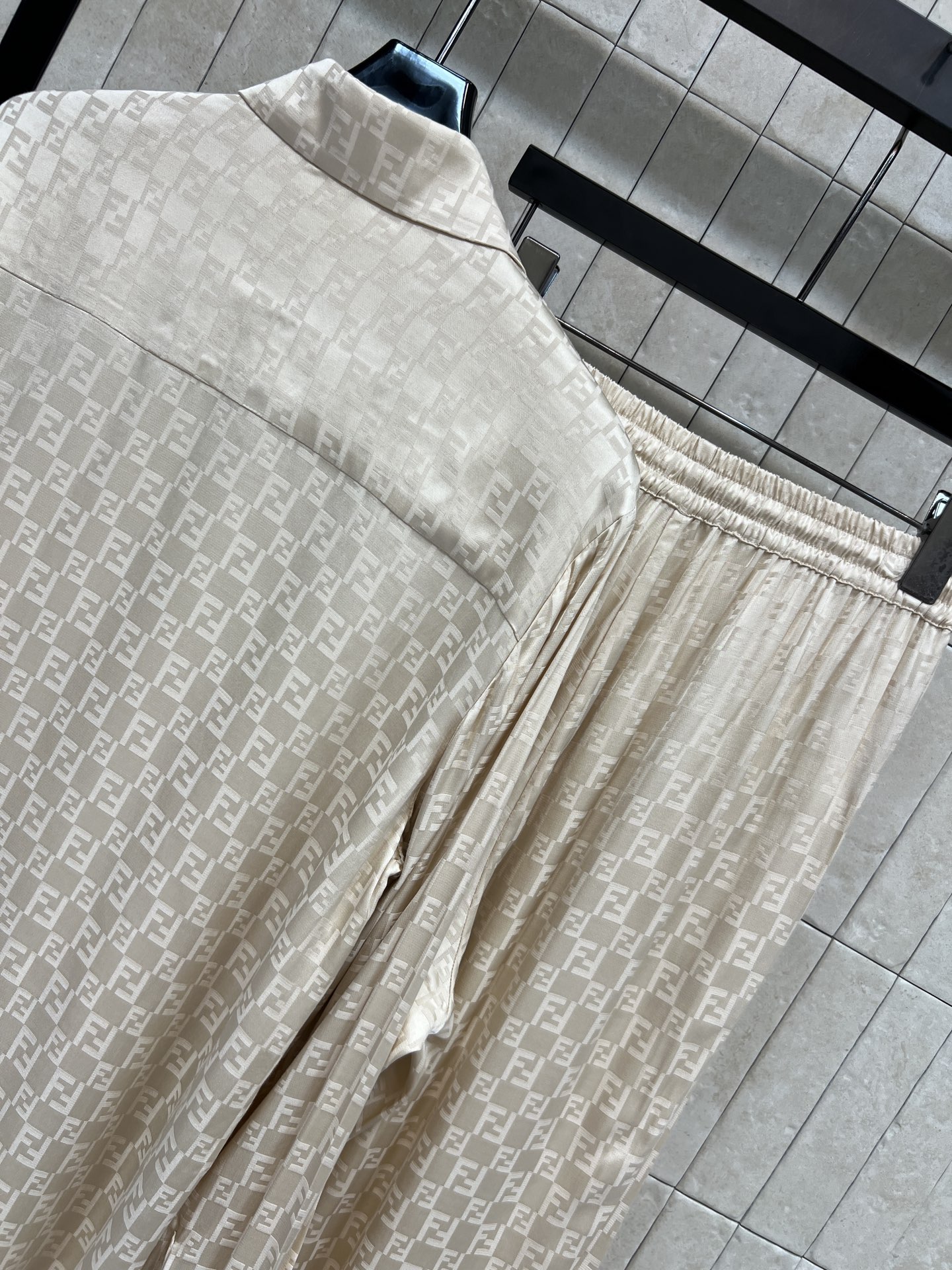 FD家 26春夏新款 FF提花衬衫+休闲裤套装 简约又有细节感 轻薄透气 春夏穿超舒服！FF纹理低调有层