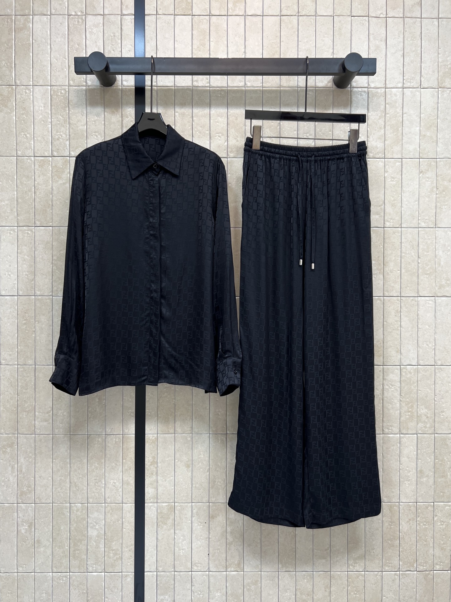 NO:740253,Tops and pants FD Home 26 spring and summer new style FF jacquard shirt + casual pants suit, simple and detailed, light and breathable, super comfortable to wear in spring and summer!  FF texture is low-key and layered. Loose fit. Casual and elegant. Casual pants with elastic waist design. Comfortable to wear. Can be easily controlled for daily commuting and leisure. Pair with sandals or white shoes. Fresh and natural. Easily get the summer atmosphere. Three colors and three sizes. Size/S-M-L,, dior, sandals, shirts,19860909上衣裤子FD家 26春夏新款 FF提花衬衫+休闲裤套装 简约又有细节感 轻薄透气 春夏穿超舒服！FF纹理低调有层次 宽松版型 随性又优雅 休闲裤松紧腰设计 穿着自在 日常通勤、休闲都能轻松驾驭 搭配凉鞋或小白鞋 清新自然 轻松get夏日氛围感 三色三码 Size/S-M-L,,dior,sandals,shirts,,Women's clothing