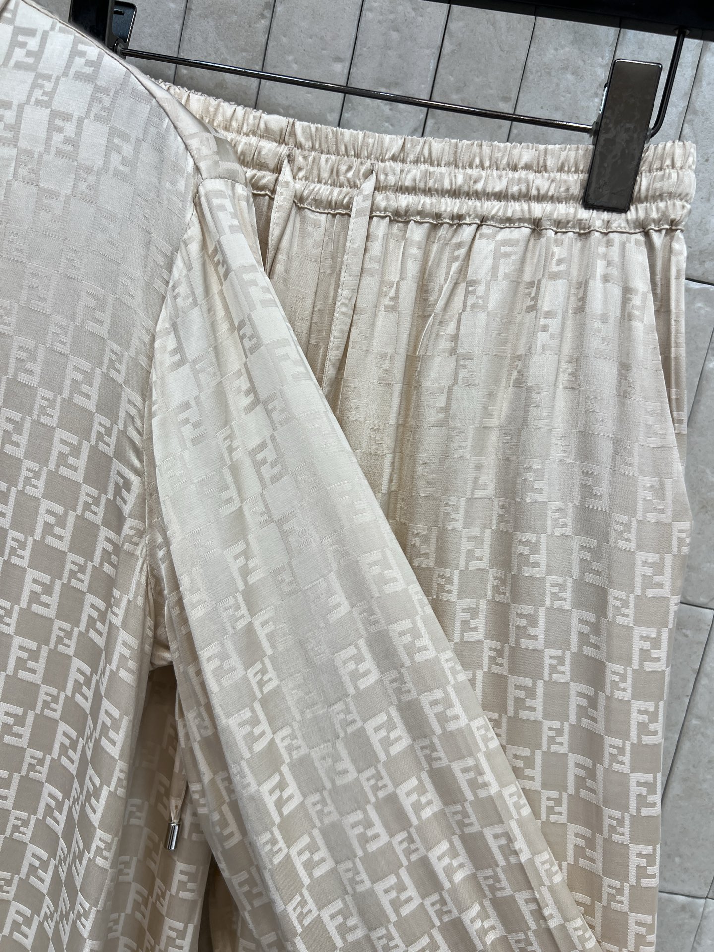 FD家 26春夏新款 FF提花衬衫+休闲裤套装 简约又有细节感 轻薄透气 春夏穿超舒服！FF纹理低调有层