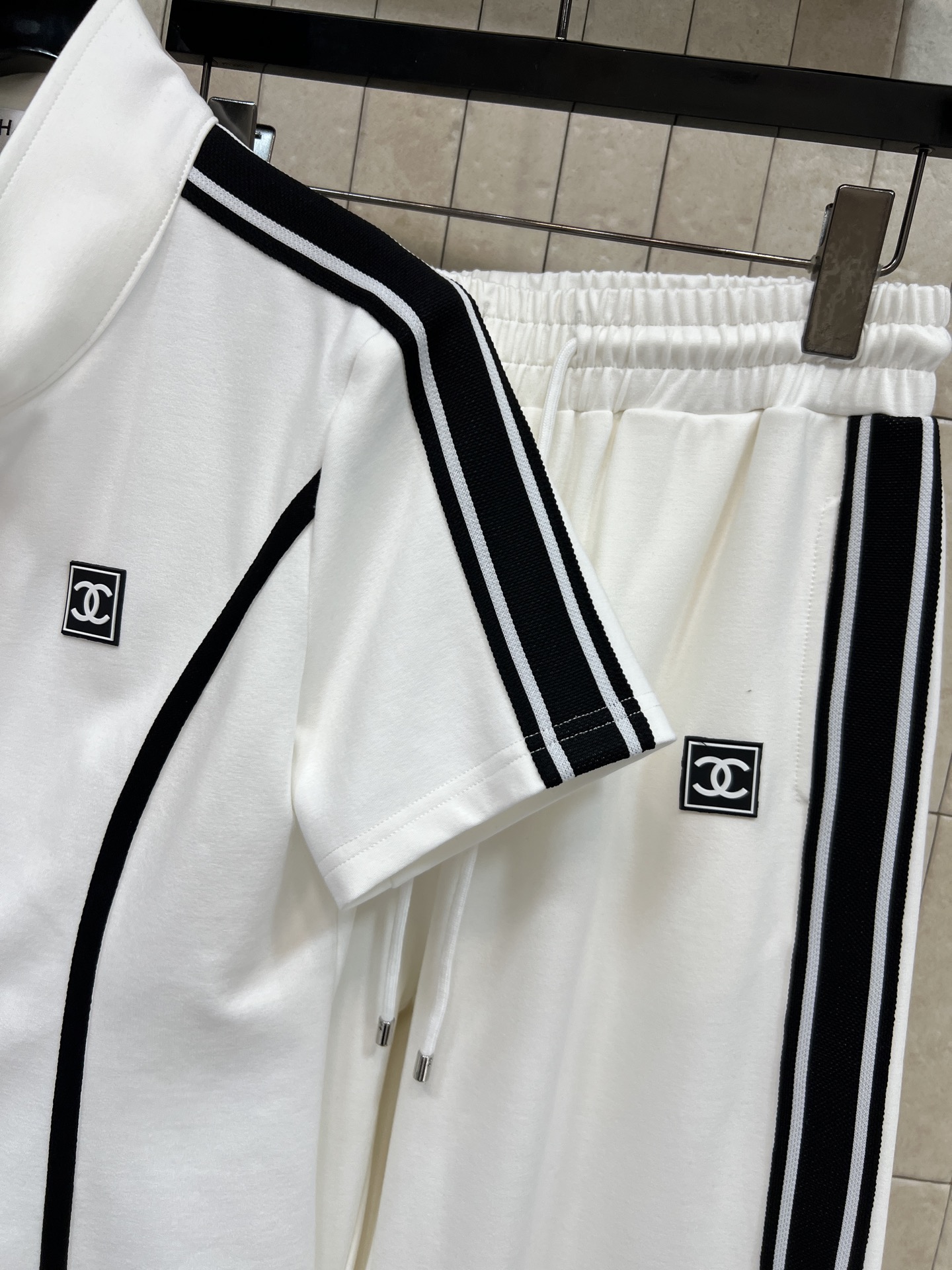 26春夏新款 条纹运动套装 短袖立领外套 +宽松阔腿裤 外套三条纹+拉链设计 简约又运动感满满 侧边黑白