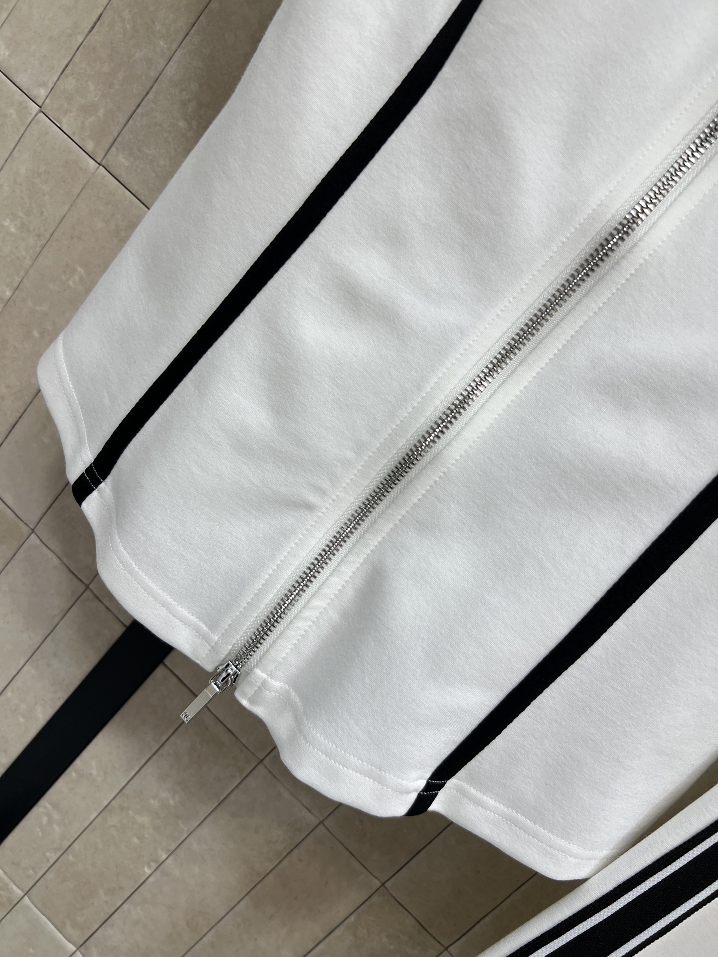 26春夏新款 条纹运动套装 短袖立领外套 +宽松阔腿裤 外套三条纹+拉链设计 简约又运动感满满 侧边黑白