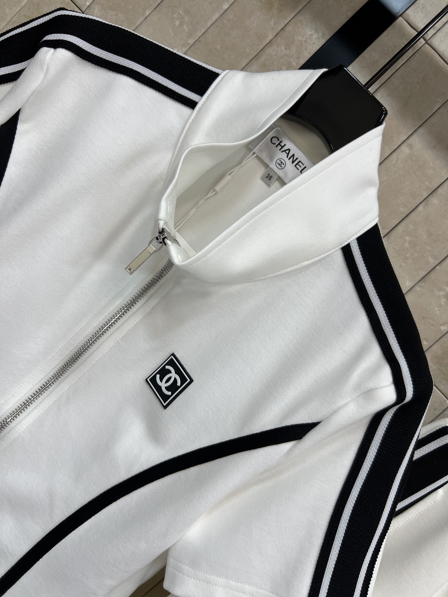 26春夏新款 条纹运动套装 短袖立领外套 +宽松阔腿裤 外套三条纹+拉链设计 简约又运动感满满 侧边黑白