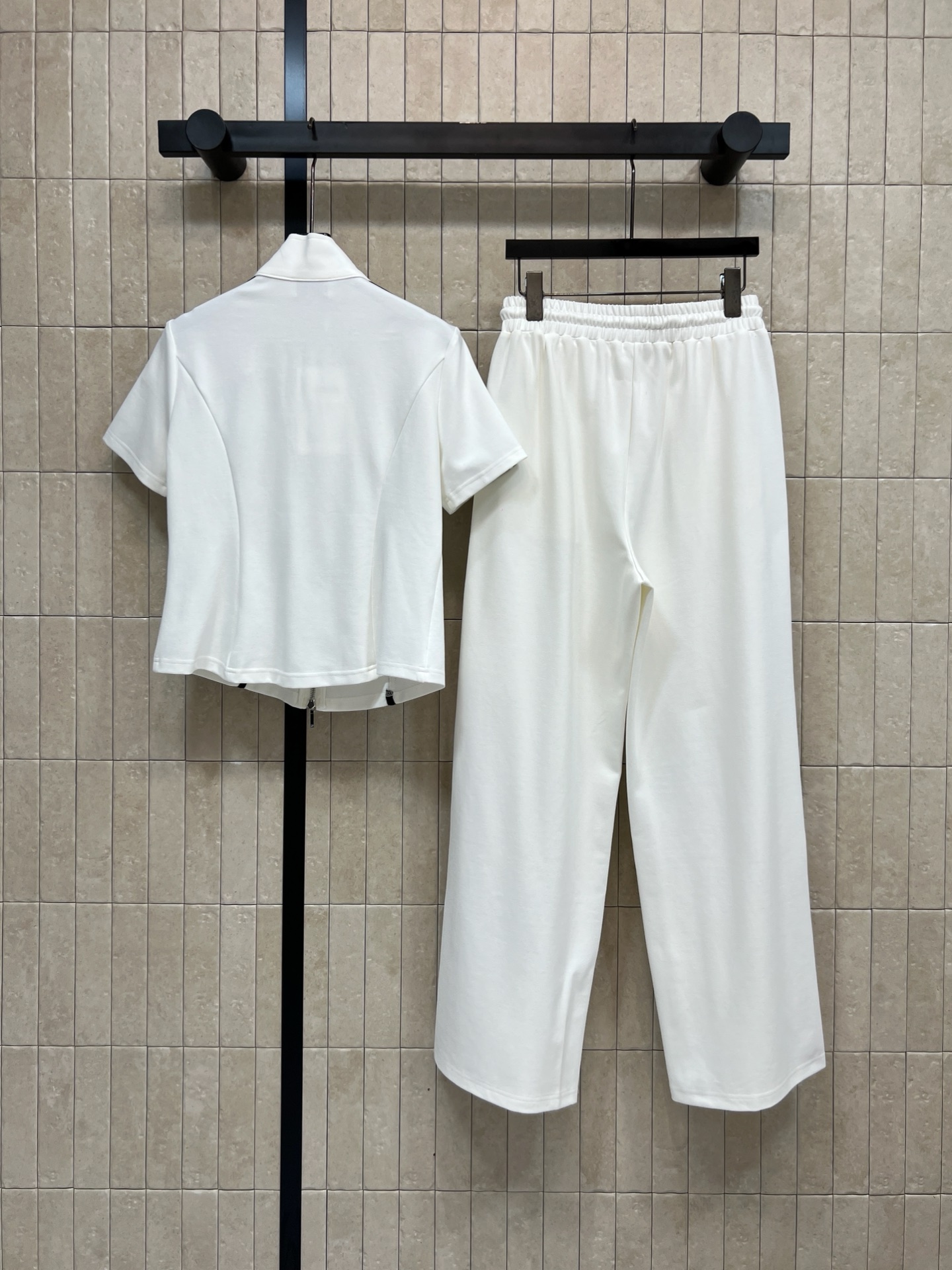 26春夏新款 条纹运动套装 短袖立领外套 +宽松阔腿裤 外套三条纹+拉链设计 简约又运动感满满 侧边黑白