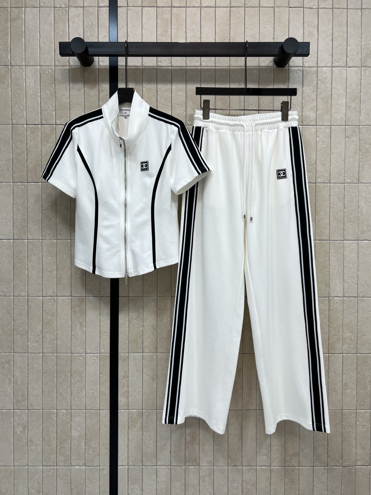 NO:740265,26 spring and summer new style striped sports suit, short-sleeved stand-up collar jacket + loose wide-leg pants, jacket with three stripes + zipper design, simple and sporty, black and white color stripe decoration on the side, easy to switch between sweet and cool styles. The white model is fresh and neat, the black model is calm and elegant, suitable for daily commuting, casual outings, and light sports. Pair with sports shoes or casual shoes to easily get a fashionable look. Two colors and three sizes Size/S-M-L,,sneakers,jackets & coats,T-shirt,1986090926春夏新款 条纹运动套装 短袖立领外套 +宽松阔腿裤 外套三条纹+拉链设计 简约又运动感满满 侧边黑白配色条纹装饰 甜酷风格轻松切换 白色款清新利落 黑色款沉稳大气 日常通勤、休闲出街、轻运动都OK 搭配运动鞋或休闲鞋 轻松get时髦造型 两色三码 Size/S-M-L,,sneakers,jackets & coats,T-shirt,,Women's clothing