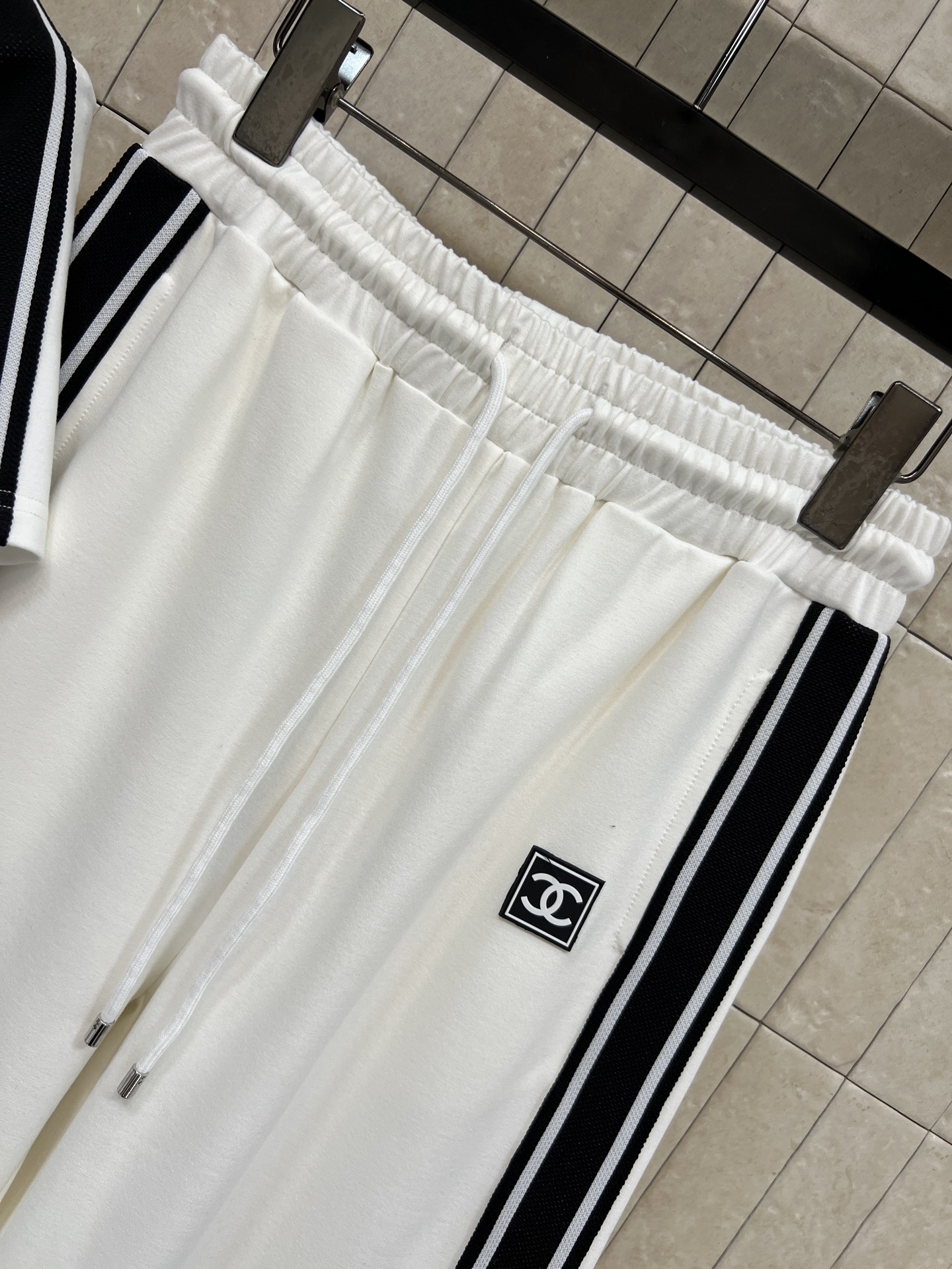 26春夏新款 条纹运动套装 短袖立领外套 +宽松阔腿裤 外套三条纹+拉链设计 简约又运动感满满 侧边黑白