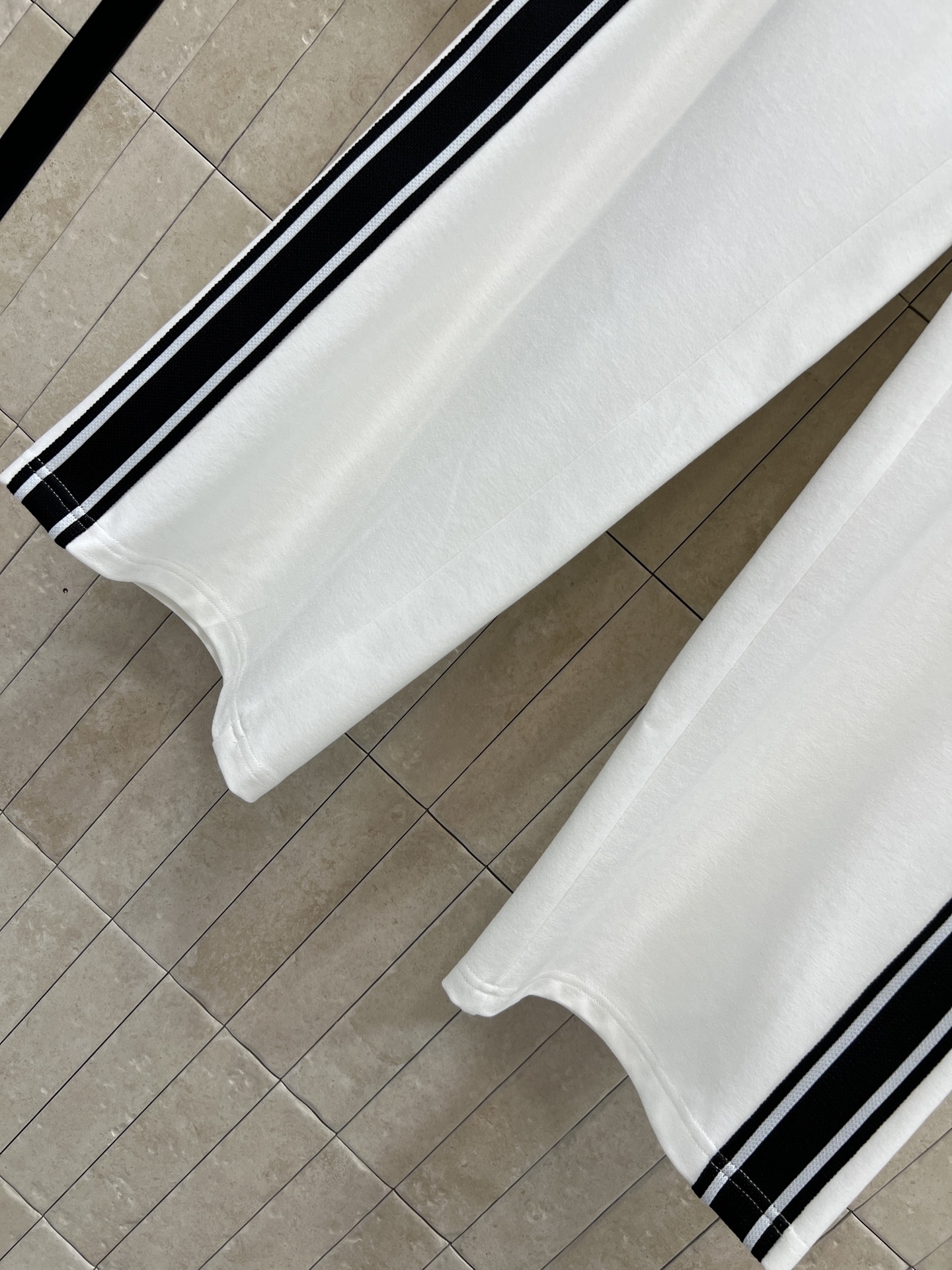 26春夏新款 条纹运动套装 短袖立领外套 +宽松阔腿裤 外套三条纹+拉链设计 简约又运动感满满 侧边黑白