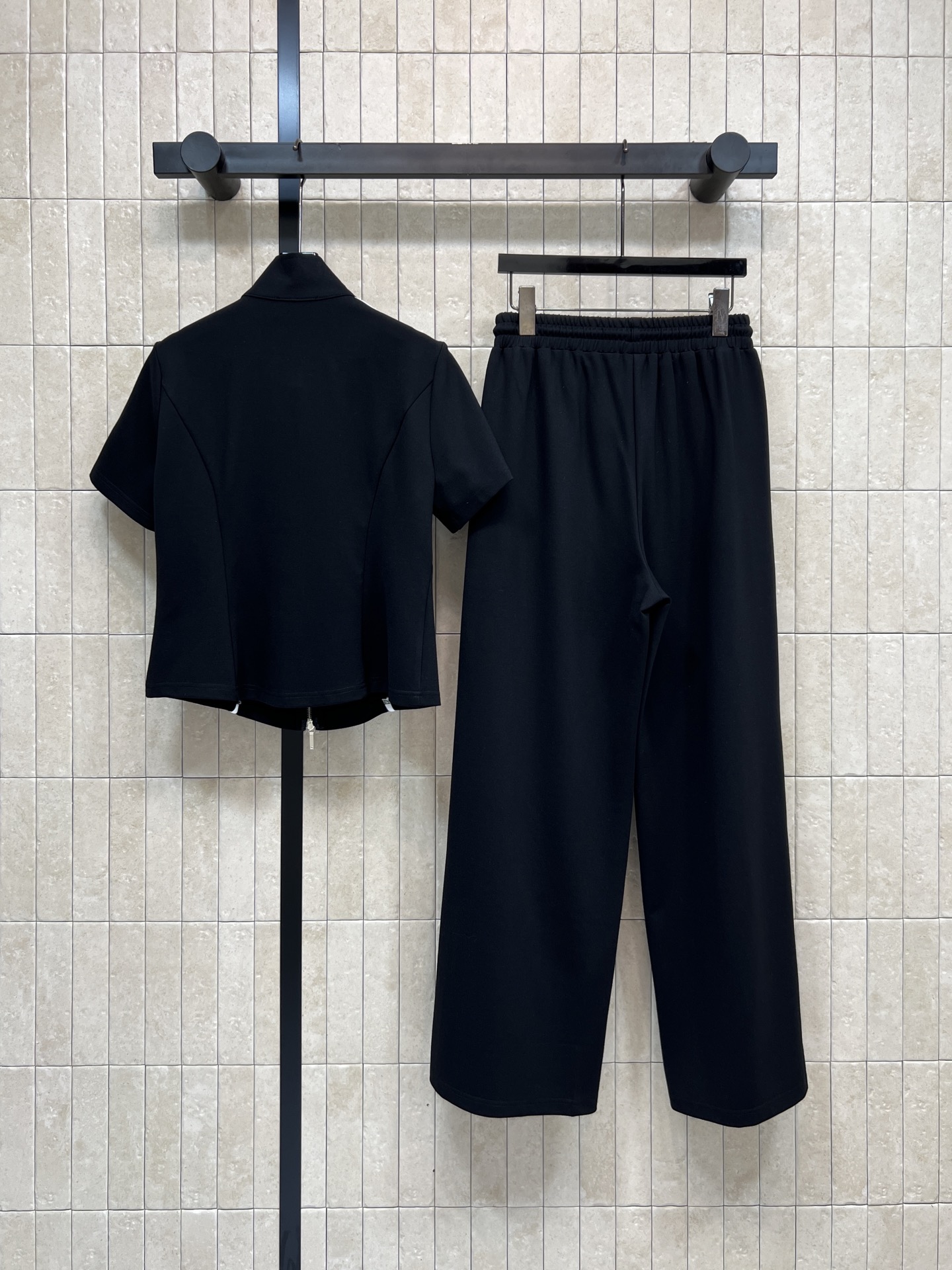 26春夏新款 条纹运动套装 短袖立领外套 +宽松阔腿裤 外套三条纹+拉链设计 简约又运动感满满 侧边黑白