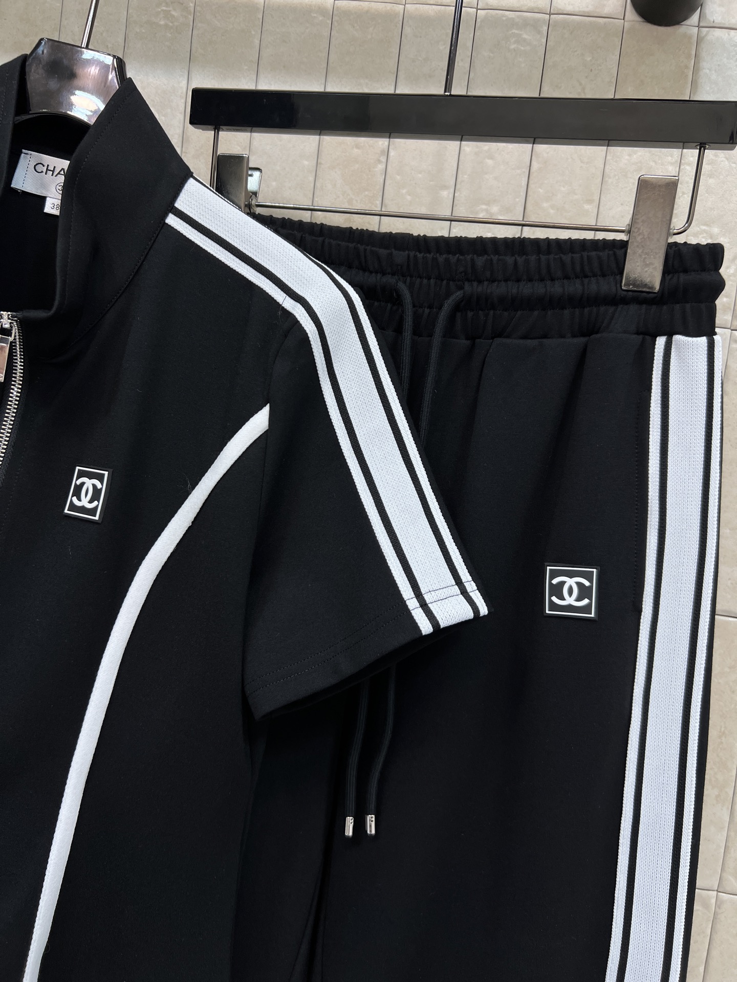 26春夏新款 条纹运动套装 短袖立领外套 +宽松阔腿裤 外套三条纹+拉链设计 简约又运动感满满 侧边黑白