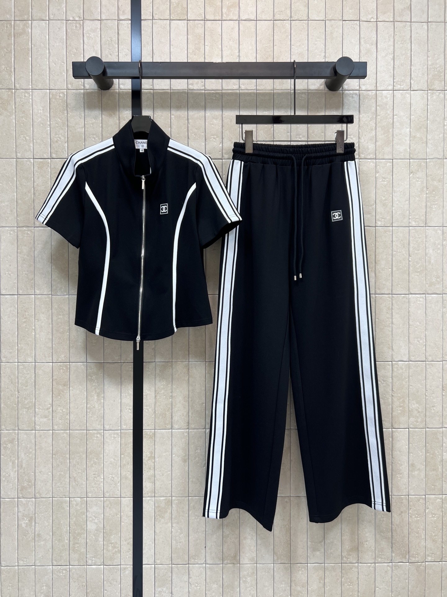 NO:740271,26 spring and summer new style striped sports suit, short-sleeved stand-up collar jacket + loose wide-leg pants, jacket with three stripes + zipper design, simple and sporty, black and white color stripe decoration on the side, easy to switch between sweet and cool styles. The white model is fresh and neat, the black model is calm and elegant, suitable for daily commuting, casual outings, and light sports. Pair with sports shoes or casual shoes to easily get a fashionable look. Two colors and three sizes Size/S-M-L,,sneakers,jackets & coats,T-shirt,1986090926春夏新款 条纹运动套装 短袖立领外套 +宽松阔腿裤 外套三条纹+拉链设计 简约又运动感满满 侧边黑白配色条纹装饰 甜酷风格轻松切换 白色款清新利落 黑色款沉稳大气 日常通勤、休闲出街、轻运动都OK 搭配运动鞋或休闲鞋 轻松get时髦造型 两色三码 Size/S-M-L,,sneakers,jackets & coats,T-shirt,,Women's clothing