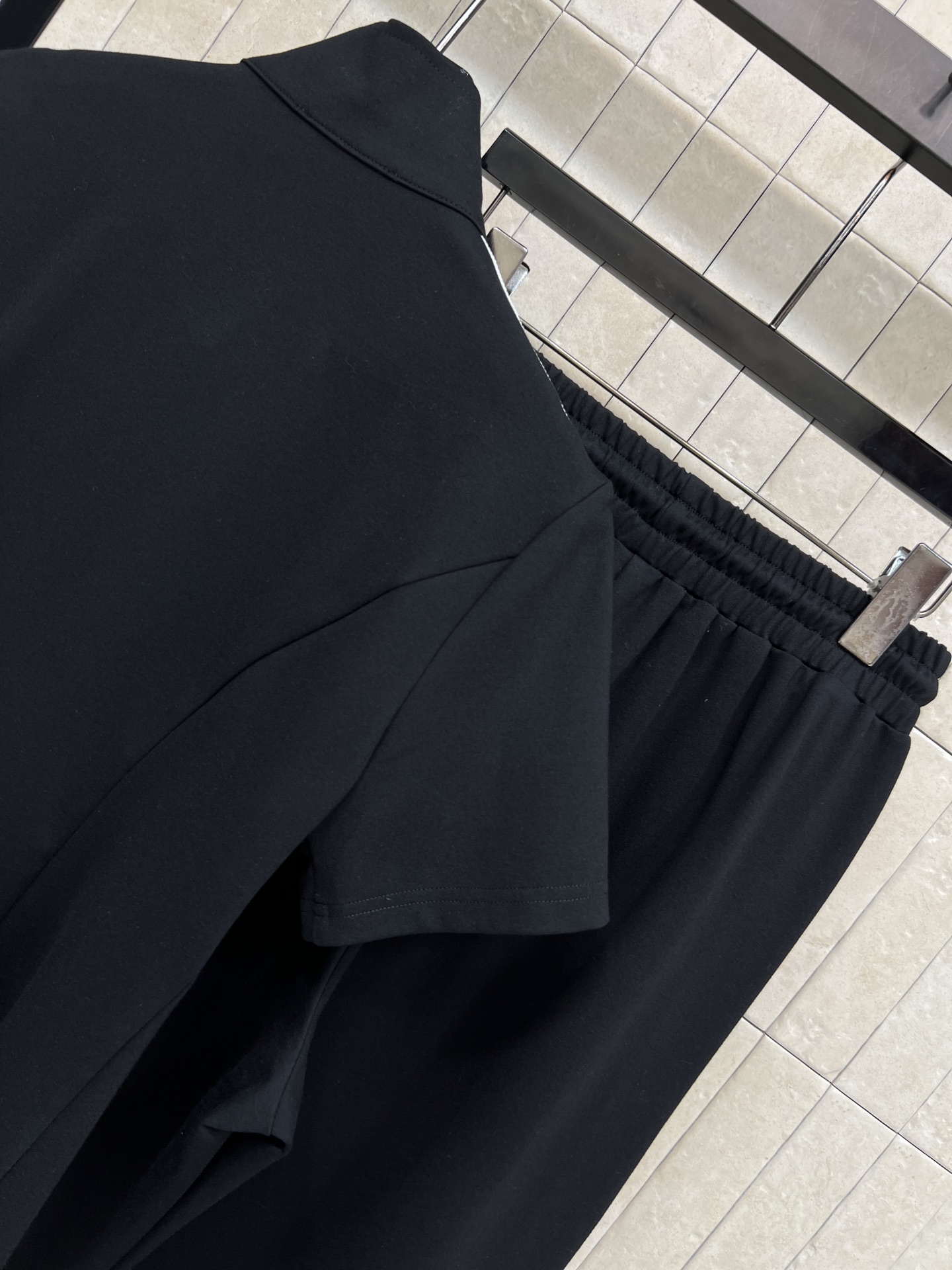 26春夏新款 条纹运动套装 短袖立领外套 +宽松阔腿裤 外套三条纹+拉链设计 简约又运动感满满 侧边黑白