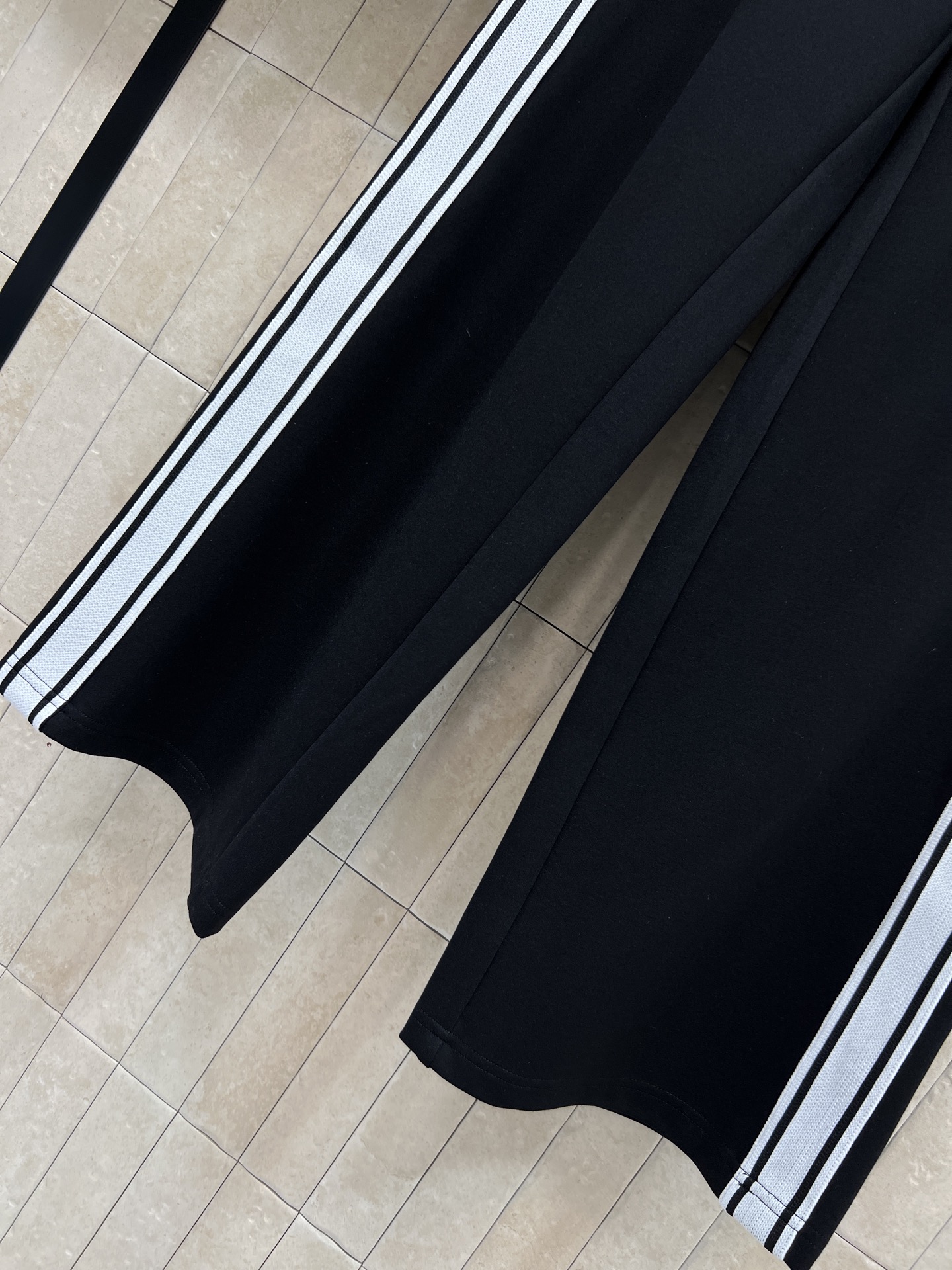 26春夏新款 条纹运动套装 短袖立领外套 +宽松阔腿裤 外套三条纹+拉链设计 简约又运动感满满 侧边黑白