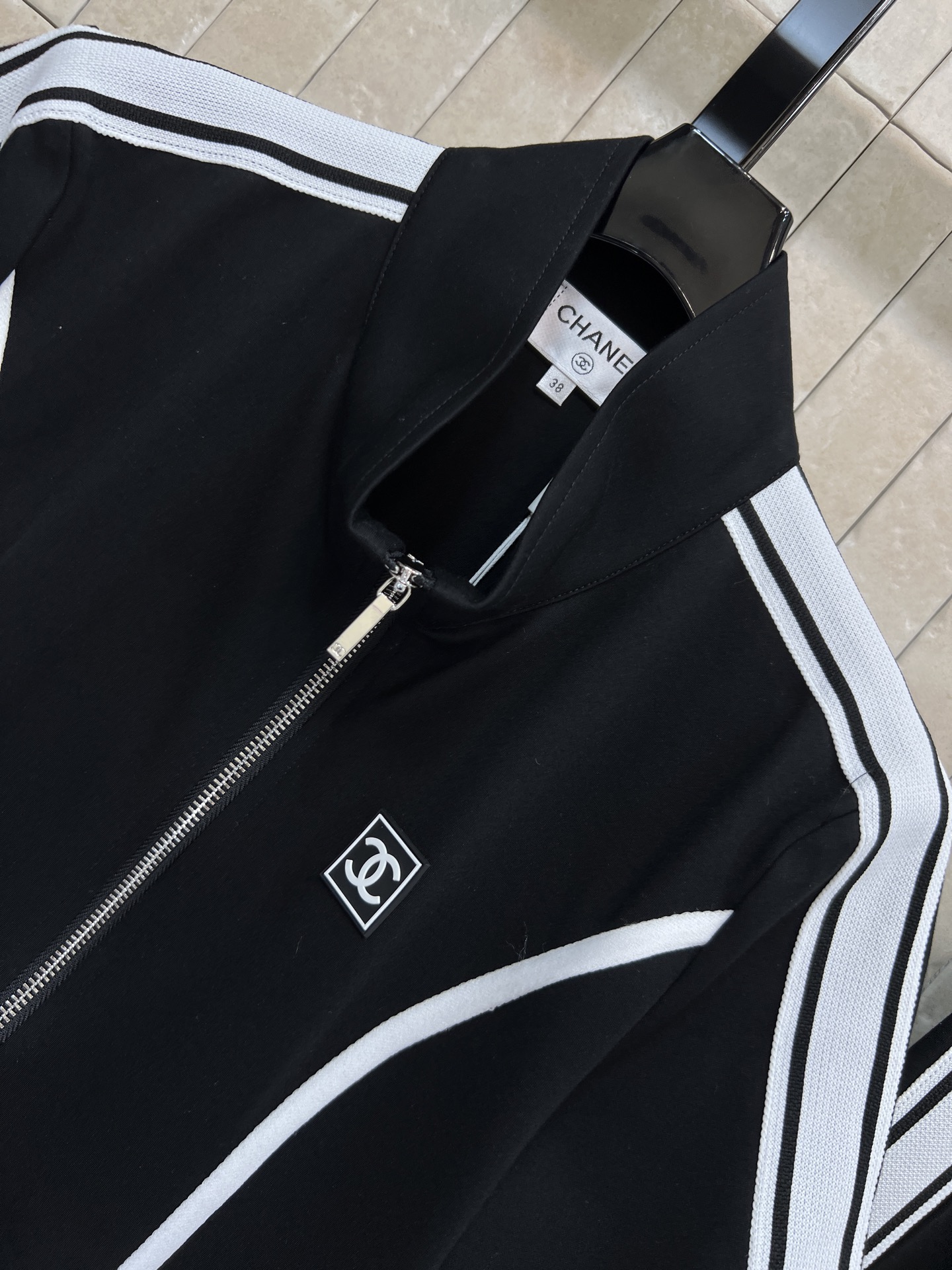 26春夏新款 条纹运动套装 短袖立领外套 +宽松阔腿裤 外套三条纹+拉链设计 简约又运动感满满 侧边黑白