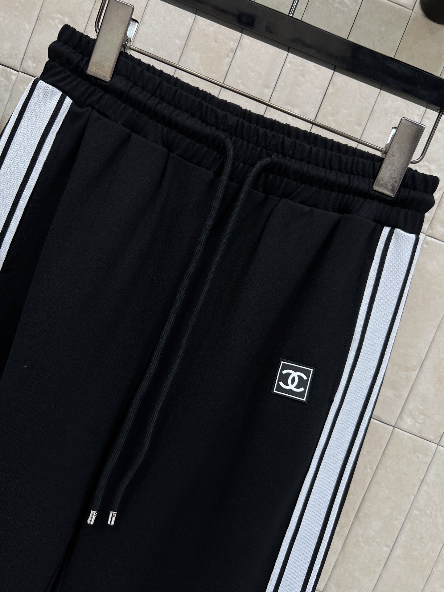 26春夏新款 条纹运动套装 短袖立领外套 +宽松阔腿裤 外套三条纹+拉链设计 简约又运动感满满 侧边黑白