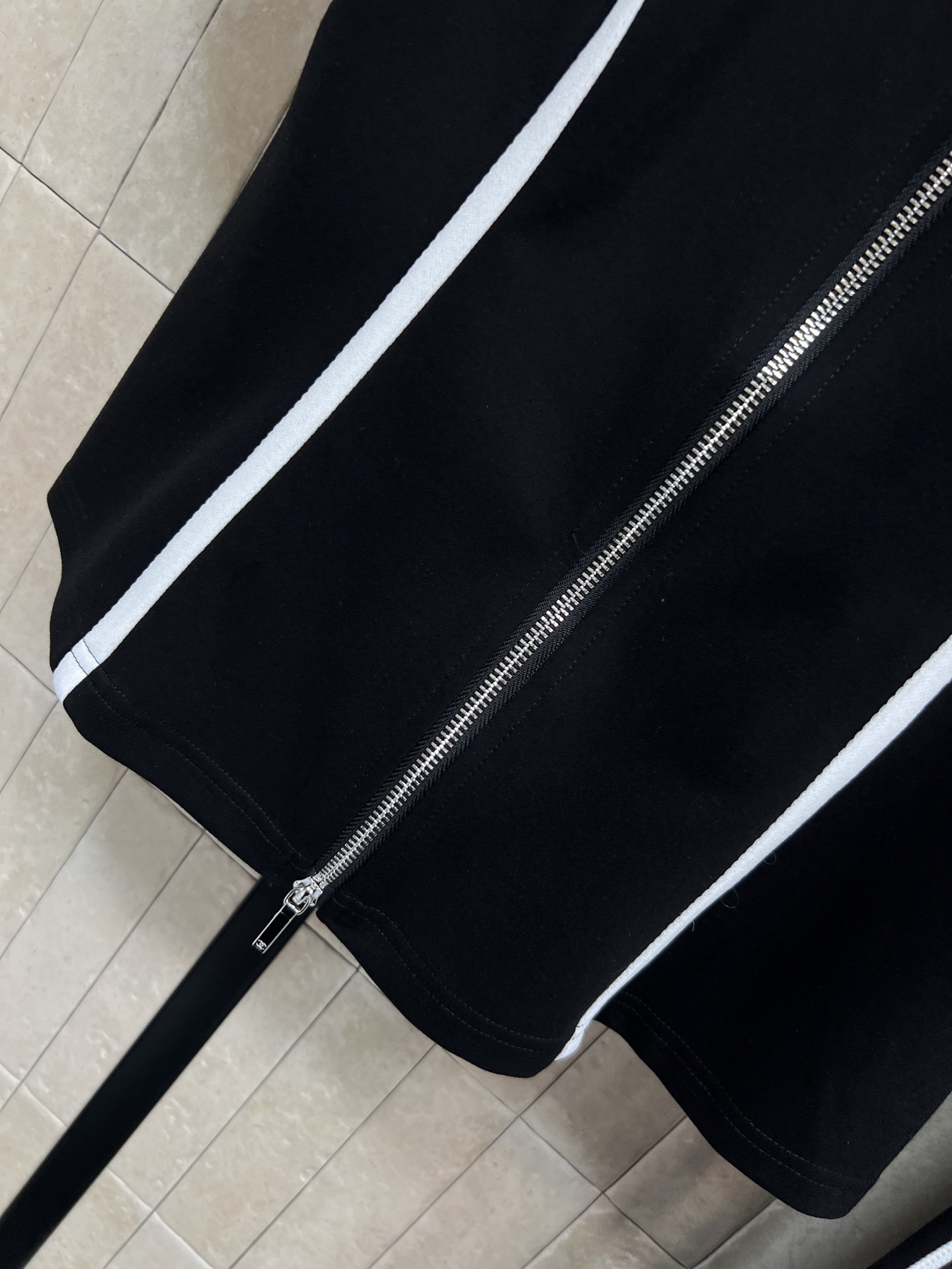 26春夏新款 条纹运动套装 短袖立领外套 +宽松阔腿裤 外套三条纹+拉链设计 简约又运动感满满 侧边黑白