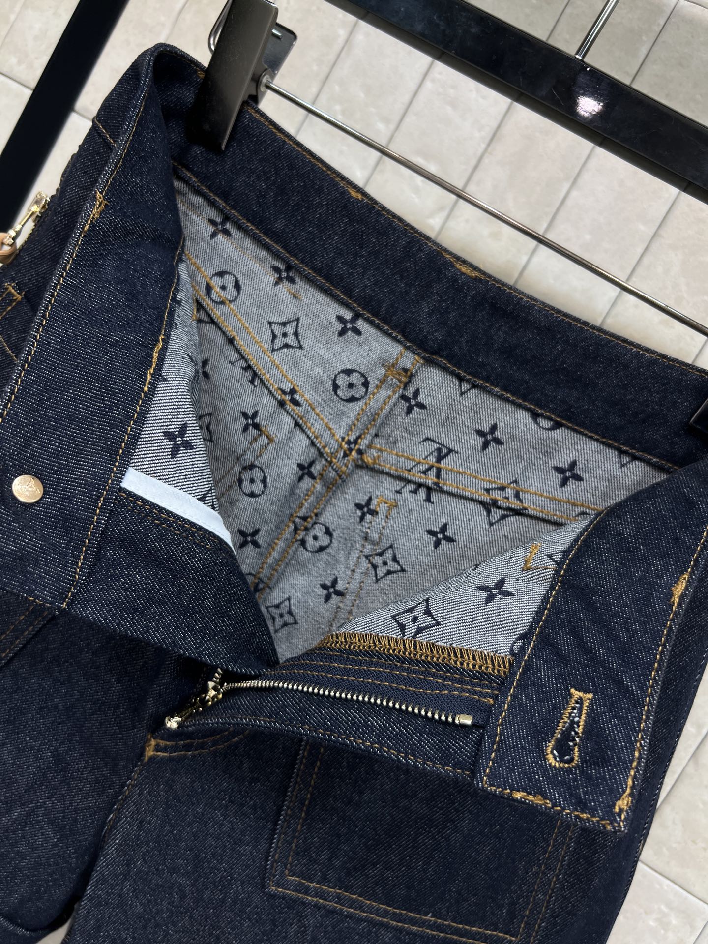 L家 26春夏新款 老花卷边牛仔短裤 深蓝丹宁＋经典Monogram老花 辨识度超高 后袋金属皮革Log