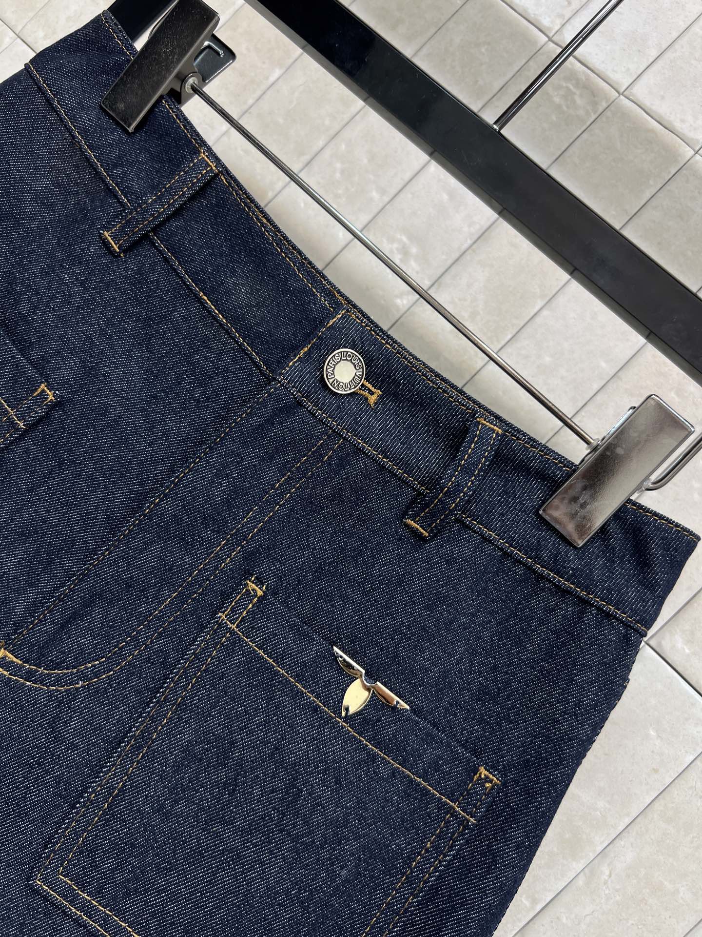 L家 26春夏新款 老花卷边牛仔短裤 深蓝丹宁＋经典Monogram老花 辨识度超高 后袋金属皮革Log