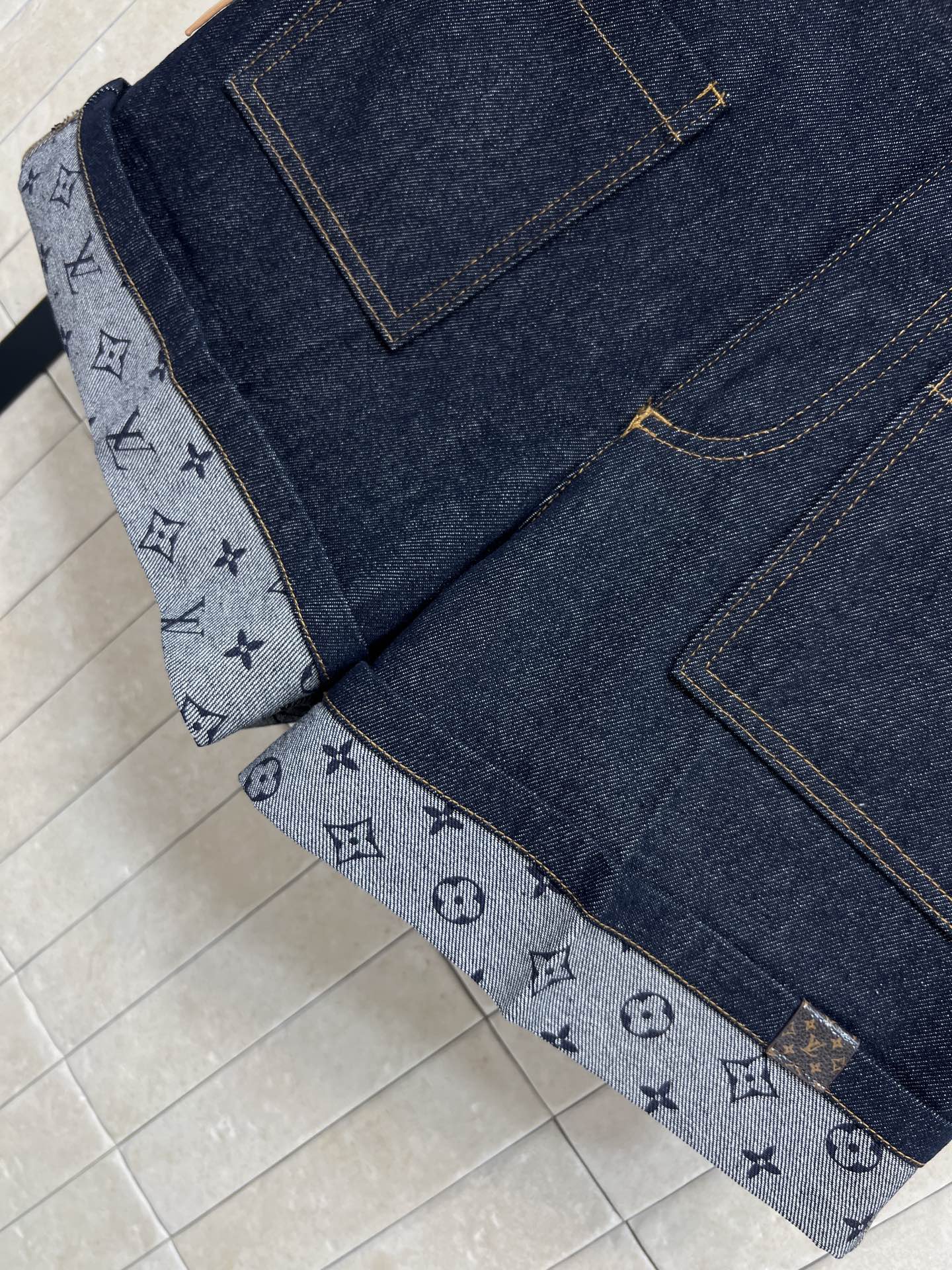 L家 26春夏新款 老花卷边牛仔短裤 深蓝丹宁＋经典Monogram老花 辨识度超高 后袋金属皮革Log
