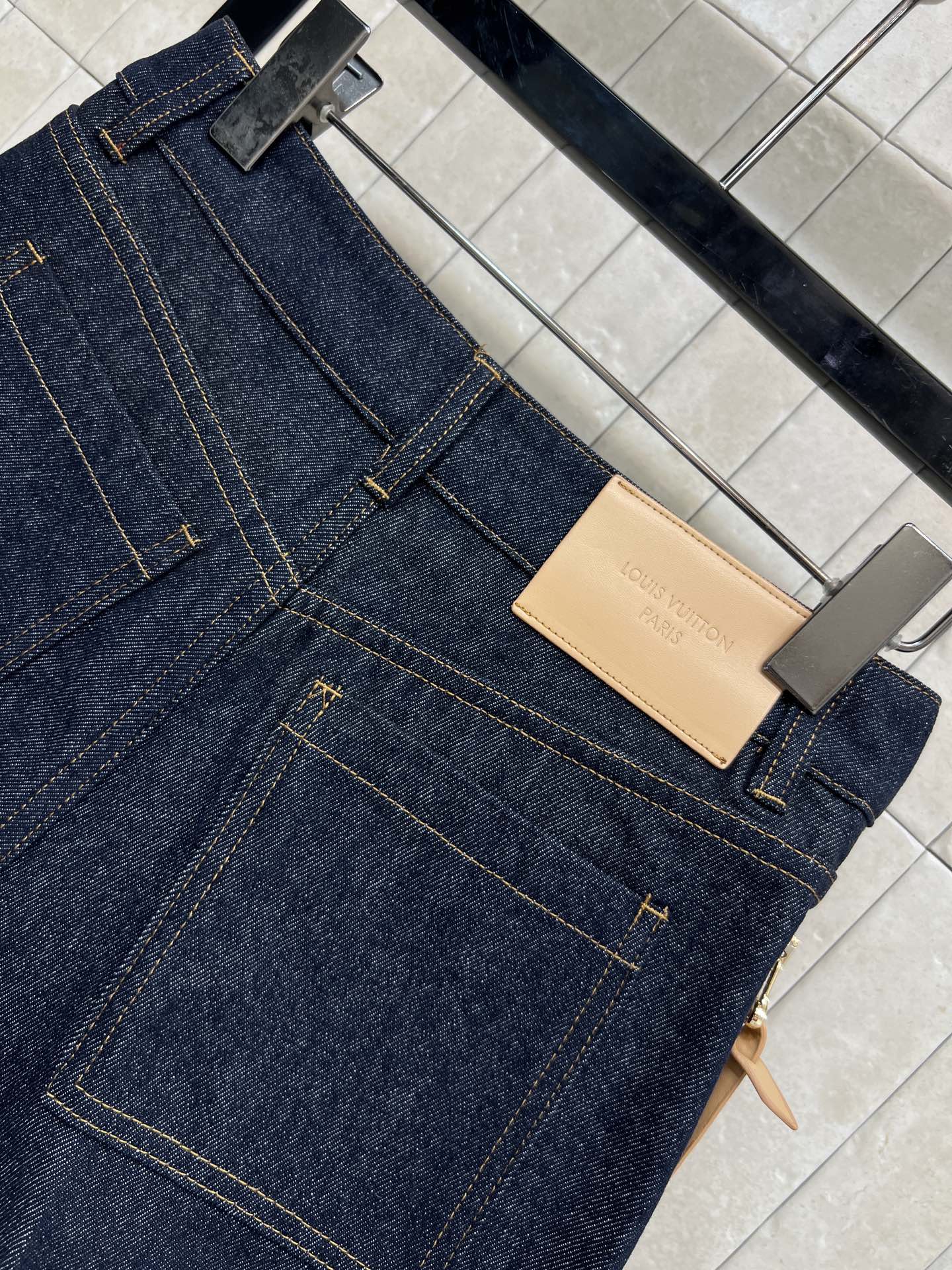 L家 26春夏新款 老花卷边牛仔短裤 深蓝丹宁＋经典Monogram老花 辨识度超高 后袋金属皮革Log