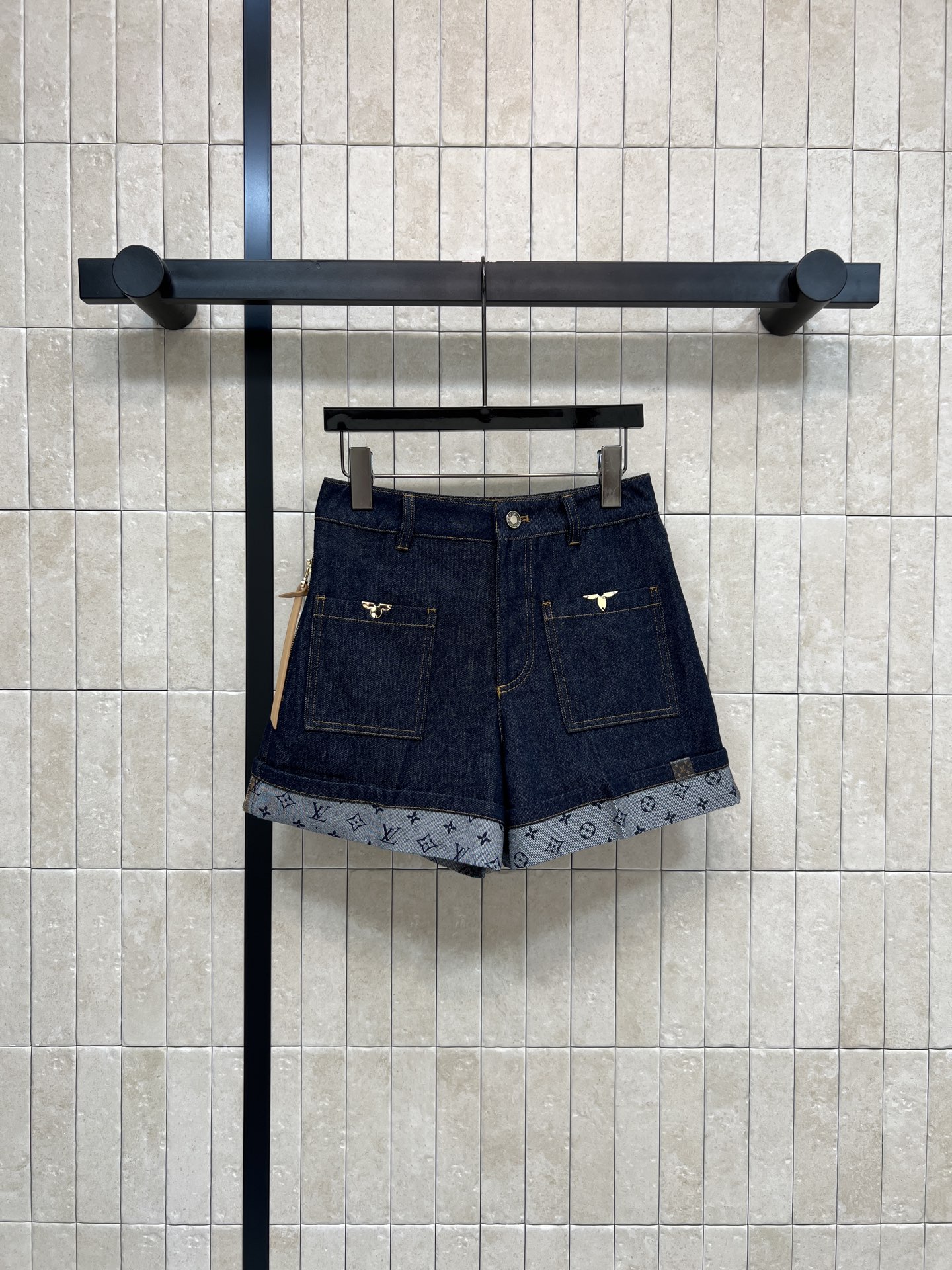 NO:740286,L's new spring and summer 26 presbyopic hem denim shorts, dark blue denim + classic Monogram presbyopia, highly recognizable, metal leather logo on the back pocket, perfect decorative details!  The lining is also Monogram printed, giving it a full brand feel. The high-waisted straight cut modifies the leg shape. It can be easily worn in daily or street style. The denim is wear-resistant and breathable. It is super comfortable to wear in summer. It goes well with T-shirts, shirts and sneakers. It is fashionable and practical!  One color and three sizes Size/S-M-L,,louis vuitton,sneakers,shorts,shirts,tees,t-shirt,19860909L家 26春夏新款 老花卷边牛仔短裤 深蓝丹宁＋经典Monogram老花 辨识度超高 后袋金属皮革Logo 装饰细节满分！内衬也是Monogram印花 品牌感拉满 高腰直筒剪裁 修饰腿型 日常或街头风都能轻松驾驭 牛仔布耐磨透气 夏天穿超舒服 随便搭T恤、衬衫、运动鞋都很出彩 时尚又实用！一色三码 Size/S-M-L,,louis vuitton,sneakers,shorts,shirts,tees，t-shirt,,Women's clothing