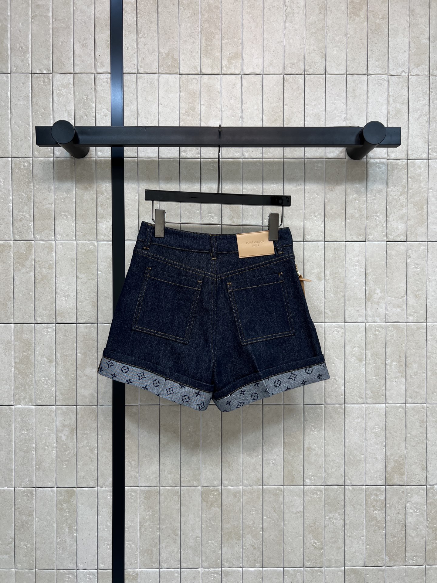 L家 26春夏新款 老花卷边牛仔短裤 深蓝丹宁＋经典Monogram老花 辨识度超高 后袋金属皮革Log