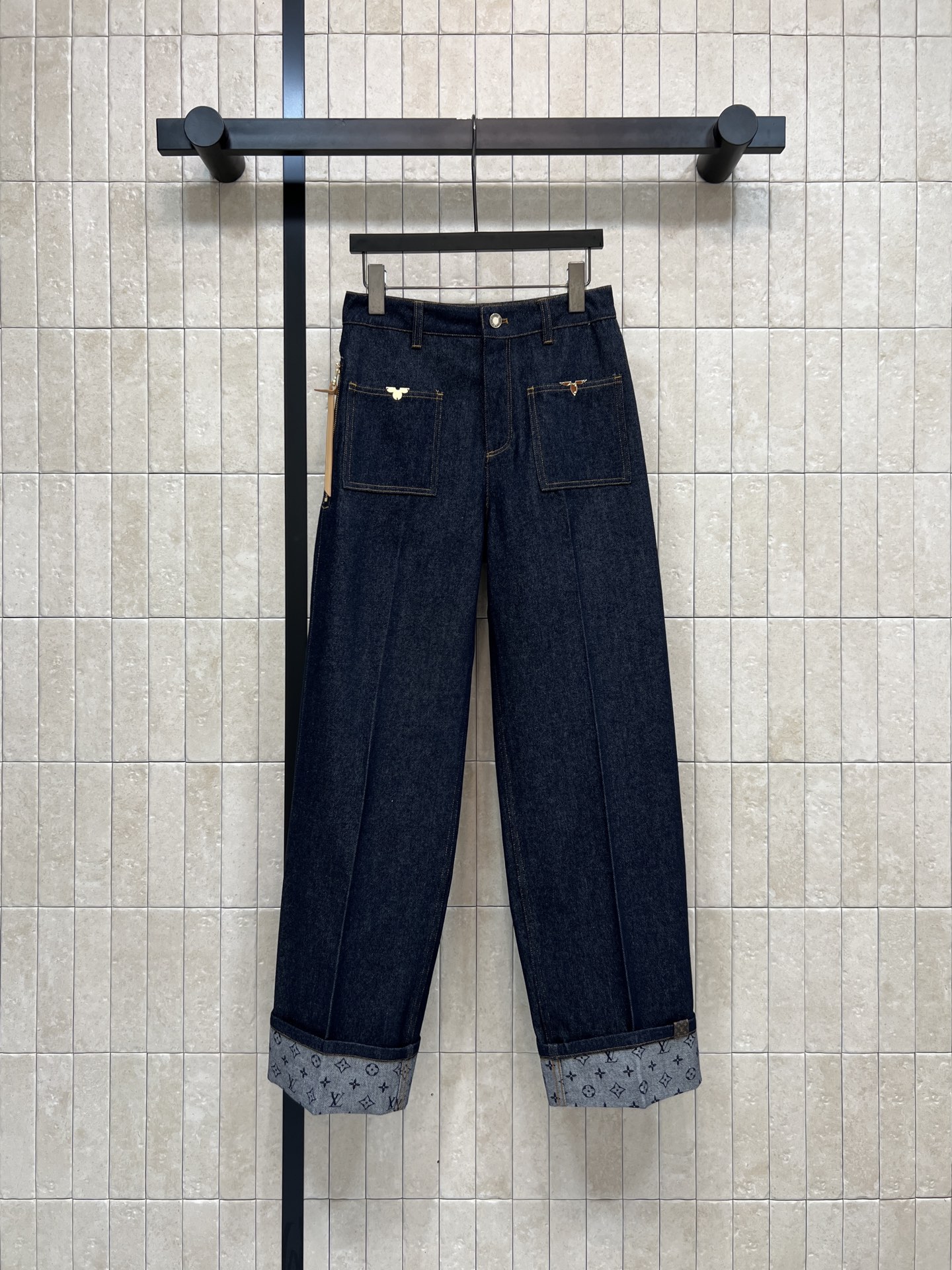 NO:740279,L's 26 spring and summer new style presbyopic rolled hem jeans. Dark blue denim fabric + classic Monogram presbyopic. Highly recognizable. High-waisted straight version. The rolled hem design is fashionable and practical. Modify the leg shape. Comfortable but not close-fitting. Pear-shaped or O-shaped legs are sister-friendly!  The metal pockets are decorated with perfect details. The lining is also Monogram printed. It has a full sense of brand. It can be easily used for daily commuting and leisure. Pair it with a simple top or a jacket of the same series. You can easily get a high-end feel when wearing one color and three sizes. Size/S-M-L,, Louis Vuitton, jeans, jackets & coats,19860909L家 26春夏新款 老花卷边牛仔裤 深蓝丹宁面料+经典Monogram老花 辨识度超高 高腰直筒版型 卷边设计时髦又实用 修饰腿型 舒适不贴身 梨形或O型腿姐妹友好！金属口袋装饰 细节满分 内衬也是Monogram印花 品牌感拉满 日常通勤、休闲都能轻松驾驭 搭配简约上衣或同系列夹克 轻松get高级感穿搭一色三码 Size/S-M-L,,louis vuitton,jeans,jackets & coats,,Women's clothing