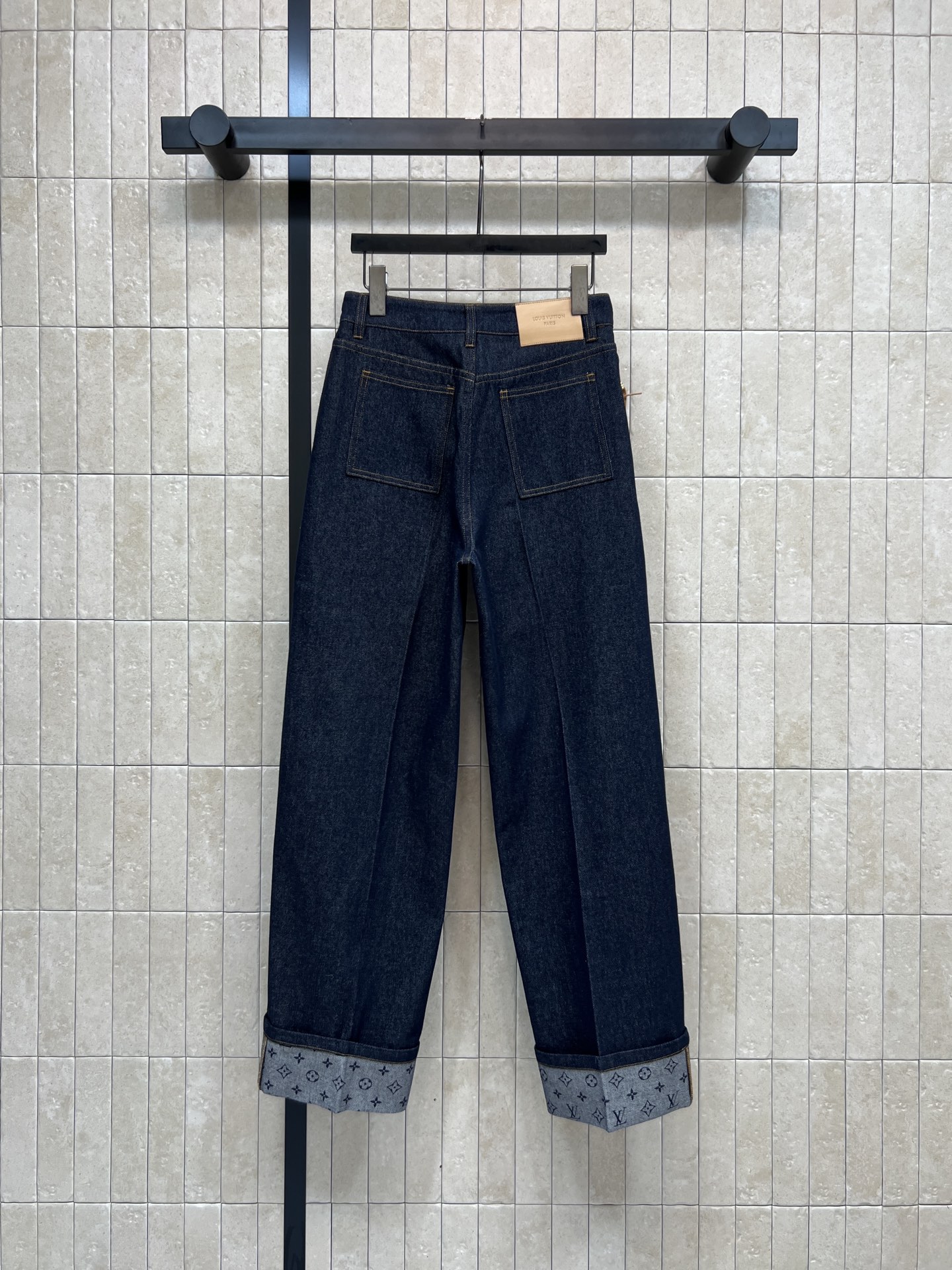 L家 26春夏新款 老花卷边牛仔裤 深蓝丹宁面料+经典Monogram老花 辨识度超高 高腰直筒版型 卷