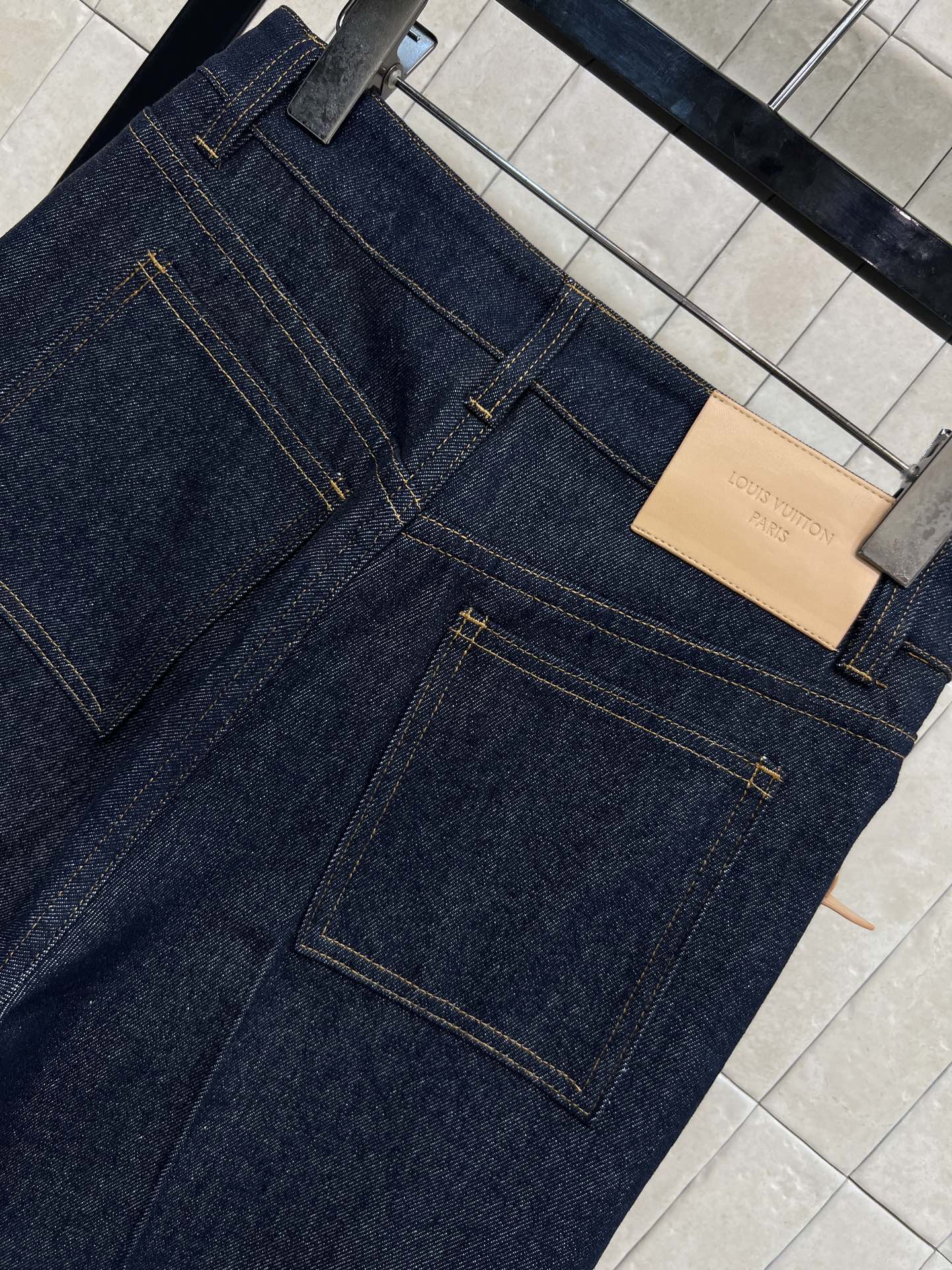 L家 26春夏新款 老花卷边牛仔裤 深蓝丹宁面料+经典Monogram老花 辨识度超高 高腰直筒版型 卷