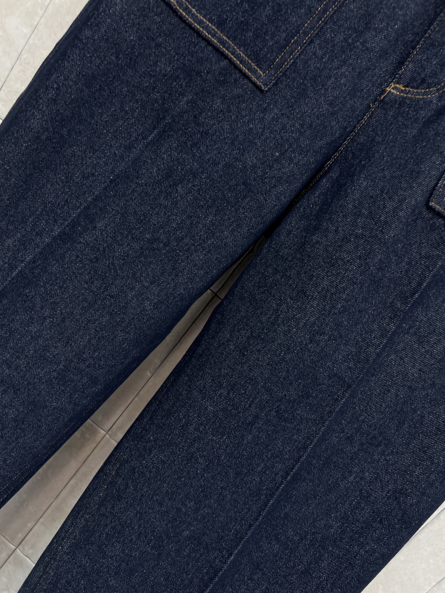 L家 26春夏新款 老花卷边牛仔裤 深蓝丹宁面料+经典Monogram老花 辨识度超高 高腰直筒版型 卷