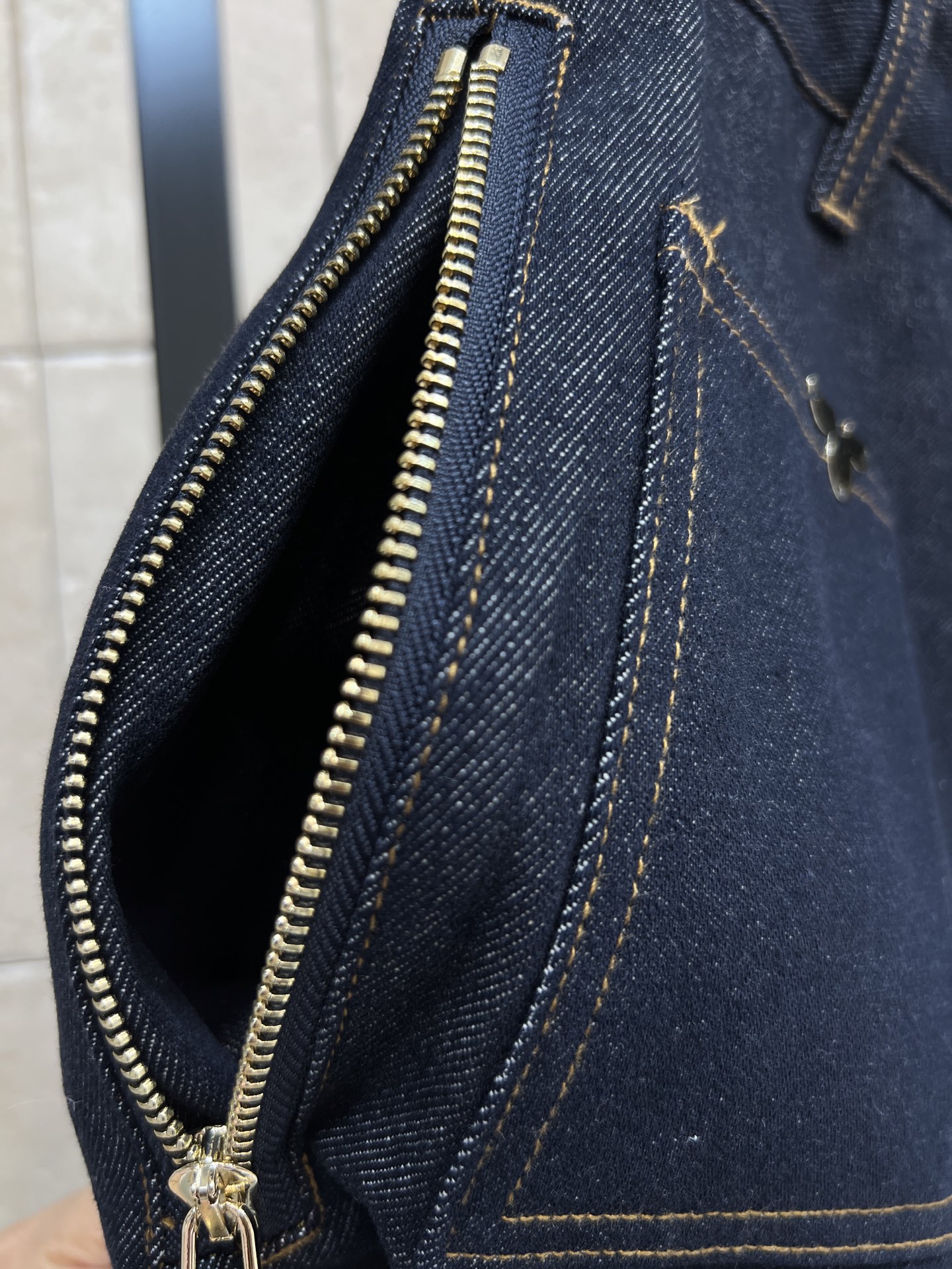 L家 26春夏新款 老花卷边牛仔裤 深蓝丹宁面料+经典Monogram老花 辨识度超高 高腰直筒版型 卷