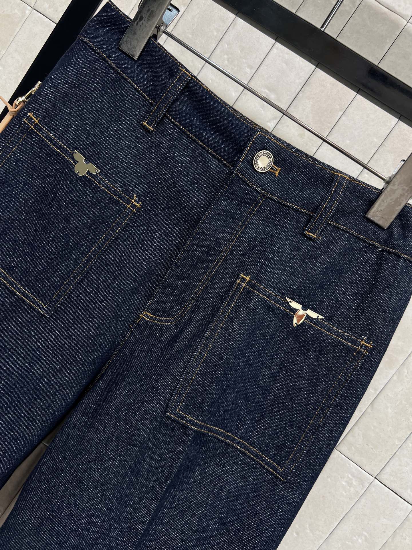 L家 26春夏新款 老花卷边牛仔裤 深蓝丹宁面料+经典Monogram老花 辨识度超高 高腰直筒版型 卷