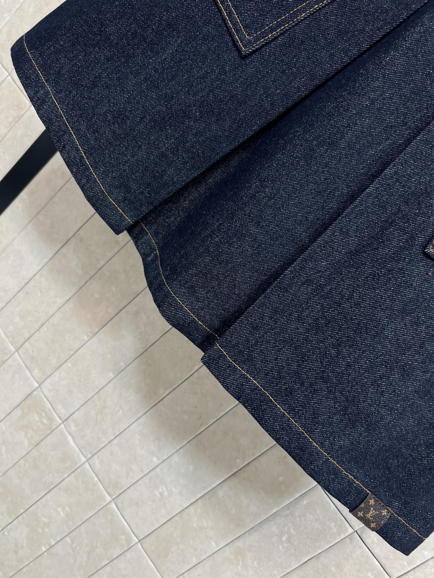 L家 26春夏新款 牛仔A字半裙 深蓝牛仔布+经典Monogram老花金属老花扣超有辨识度 A字裙摆修饰