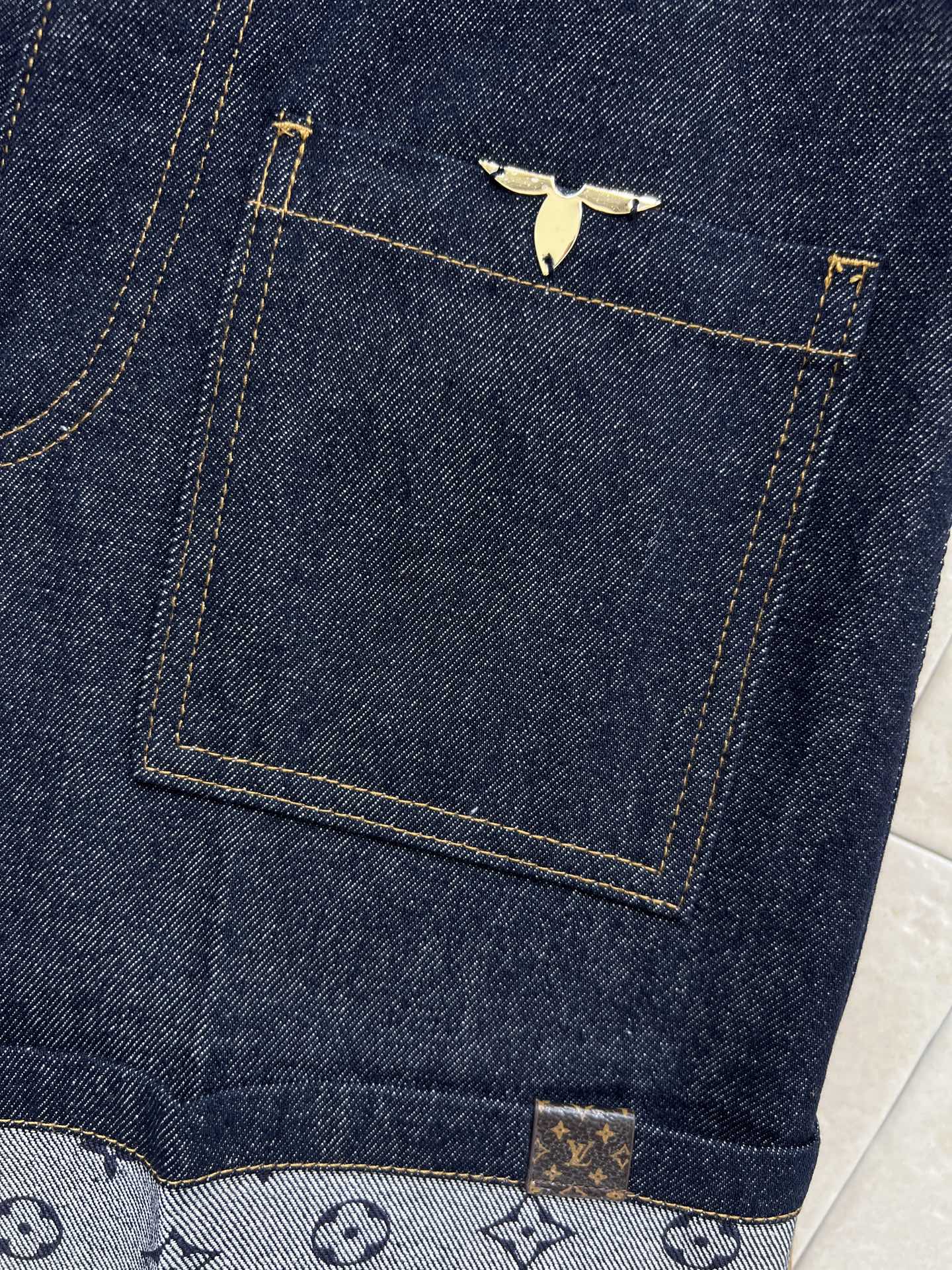 L家 26春夏新款 牛仔A字半裙 深蓝牛仔布+经典Monogram老花金属老花扣超有辨识度 A字裙摆修饰