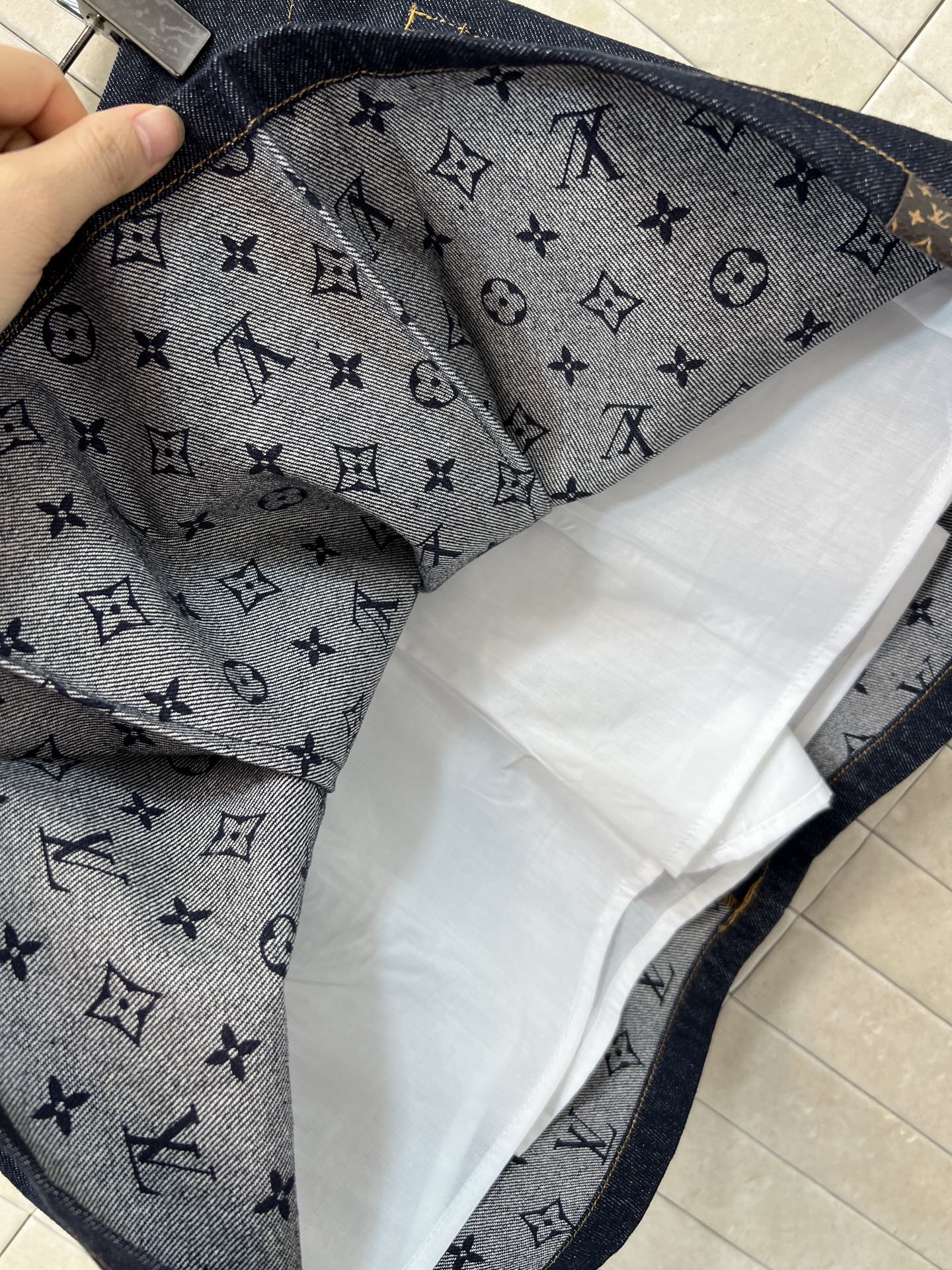 L家 26春夏新款 牛仔A字半裙 深蓝牛仔布+经典Monogram老花金属老花扣超有辨识度 A字裙摆修饰