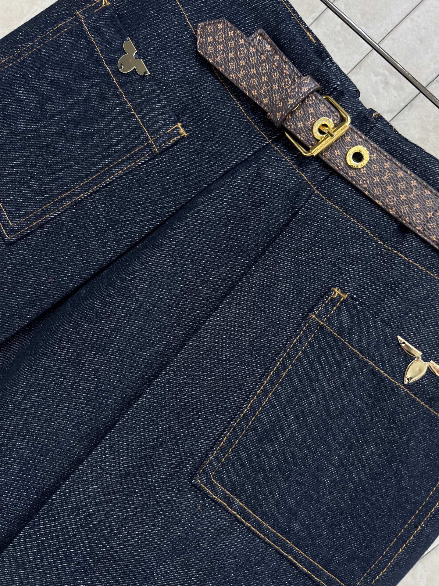 L家 26春夏新款 牛仔A字半裙 深蓝牛仔布+经典Monogram老花金属老花扣超有辨识度 A字裙摆修饰