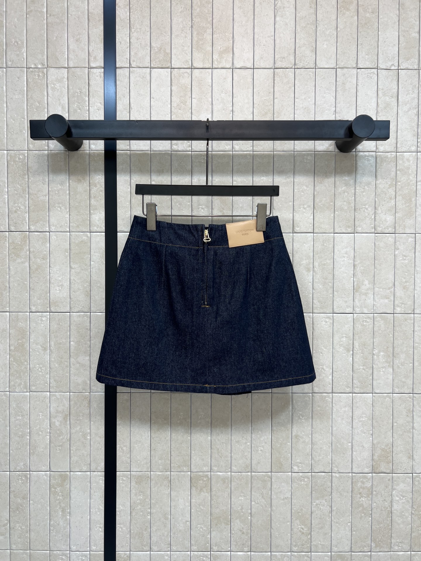 L家 26春夏新款 牛仔A字半裙 深蓝牛仔布+经典Monogram老花金属老花扣超有辨识度 A字裙摆修饰