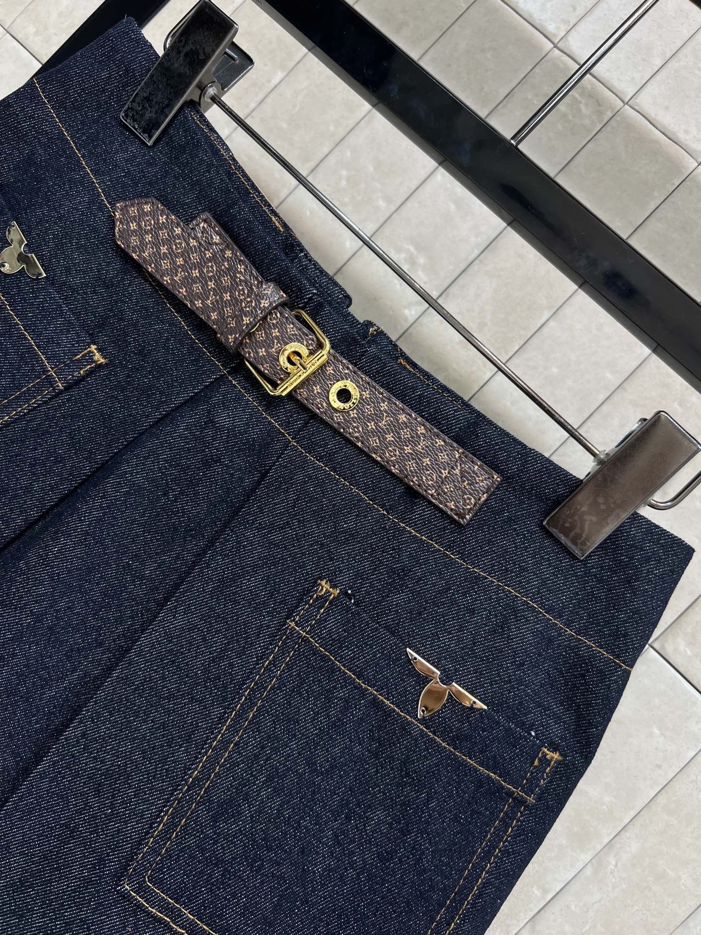 L家 26春夏新款 牛仔A字半裙 深蓝牛仔布+经典Monogram老花金属老花扣超有辨识度 A字裙摆修饰