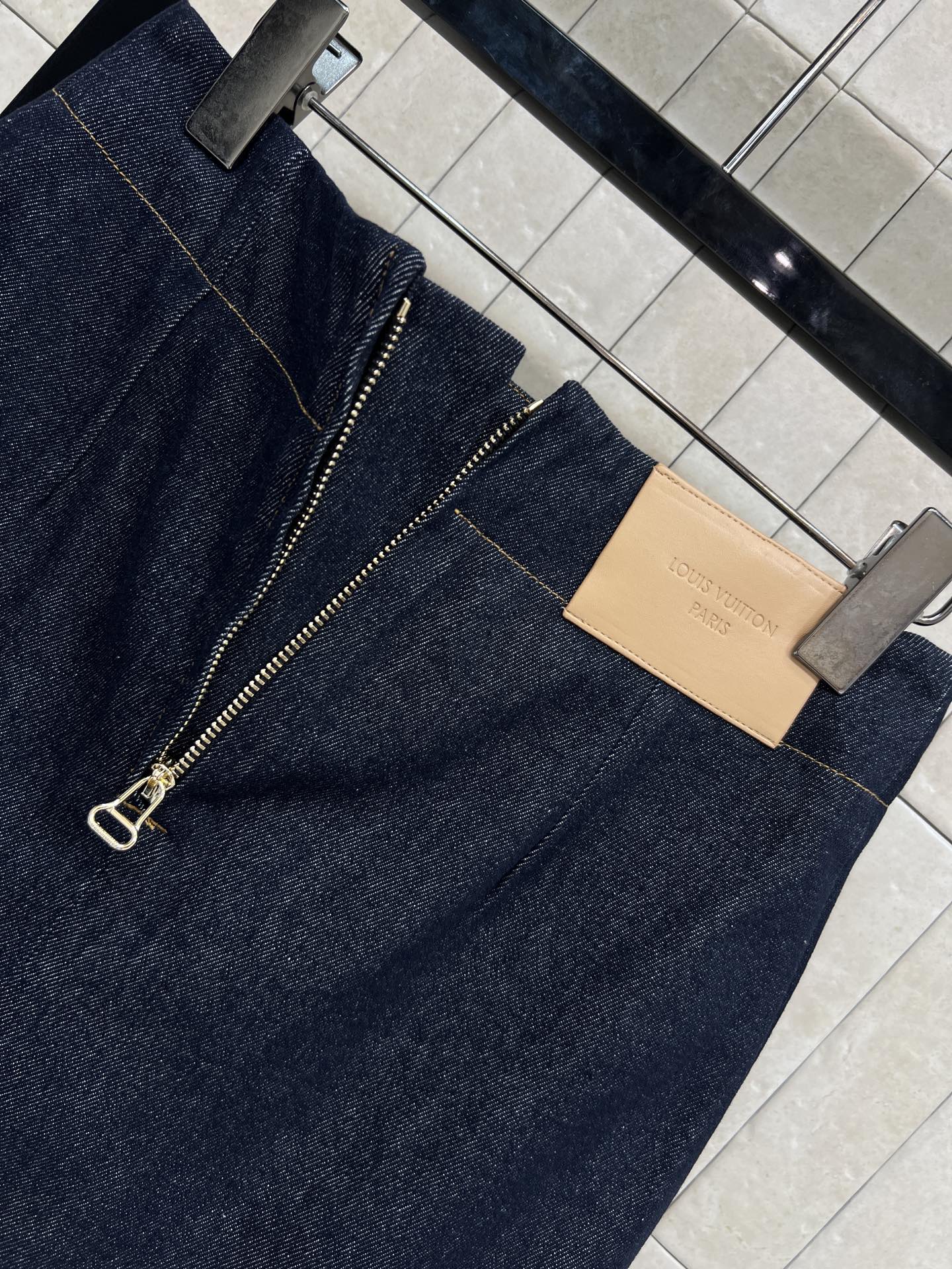 L家 26春夏新款 牛仔A字半裙 深蓝牛仔布+经典Monogram老花金属老花扣超有辨识度 A字裙摆修饰